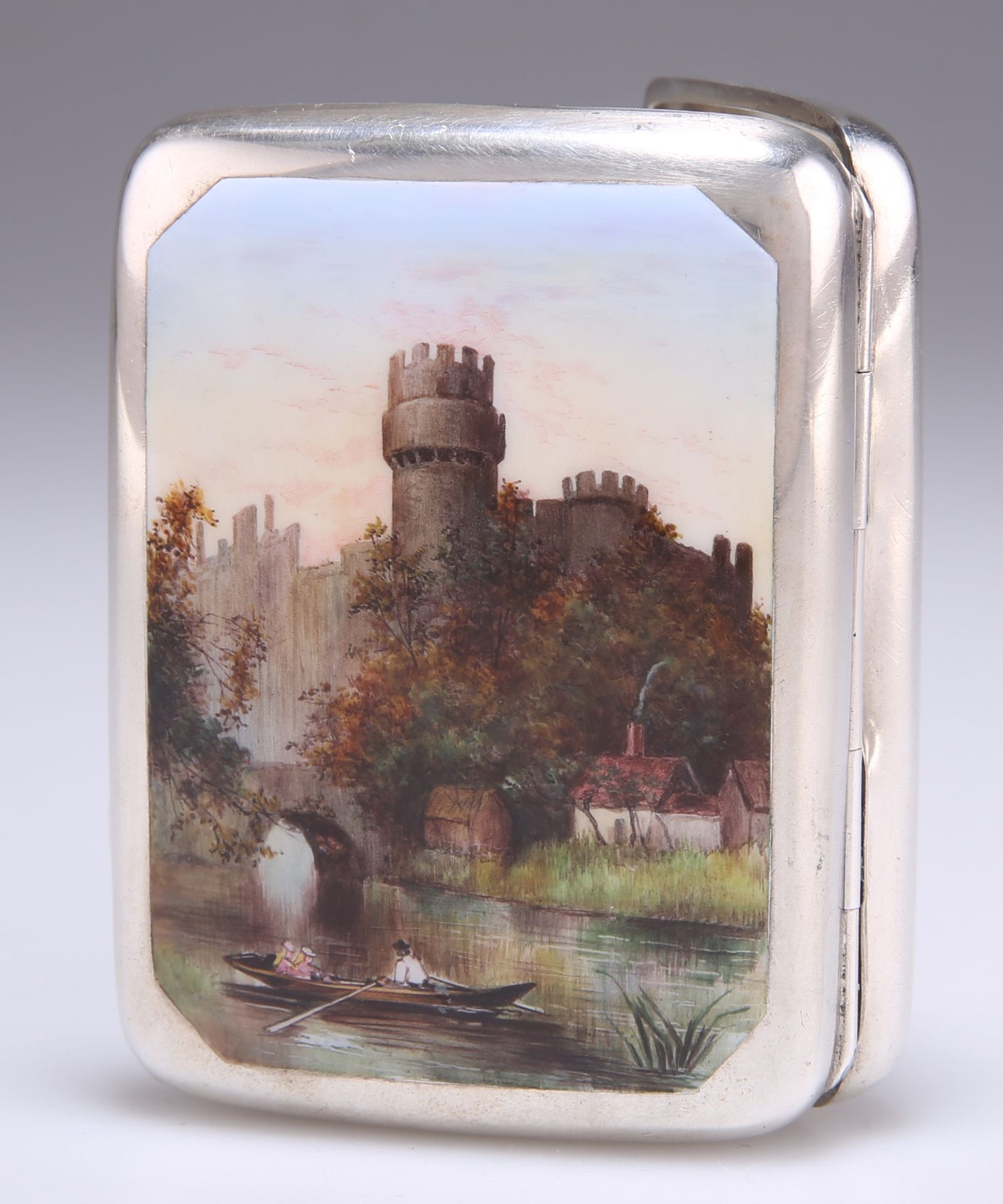 Null 一个维多利亚时期的银制珐琅烟盒，由William Neale制作，切斯特1886年，长方形，为口袋形状，正面珐琅有一个划船的场景和一个城堡。8.2厘米&hellip;
