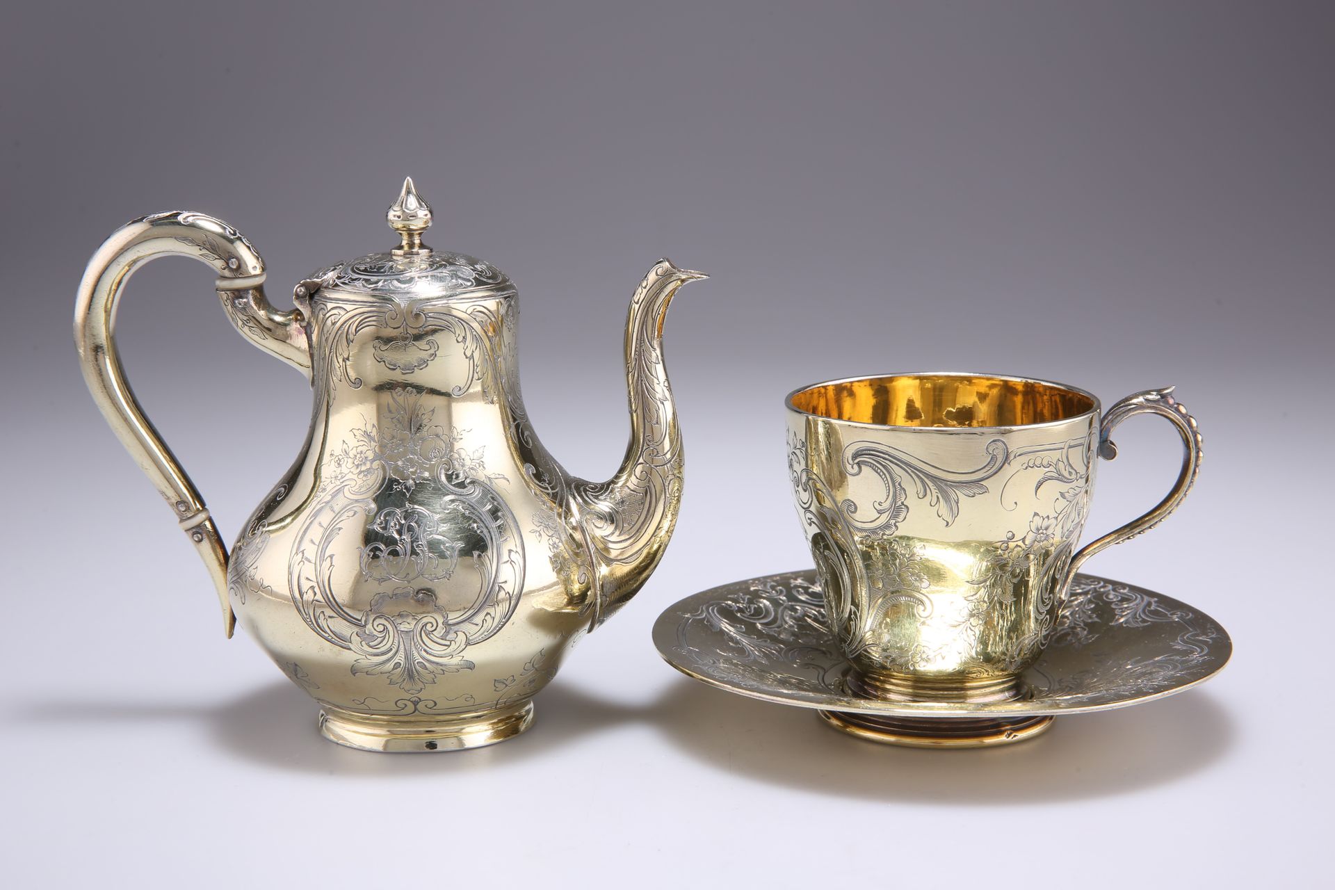 Null 19世纪中叶的法国银镀金小咖啡壶，可能由巴黎的Désiré Thorel（子）制作，（制作者标记 "DT"），柱形，铰链盖上有花蕾顶饰，到处都刻有精美&hellip;