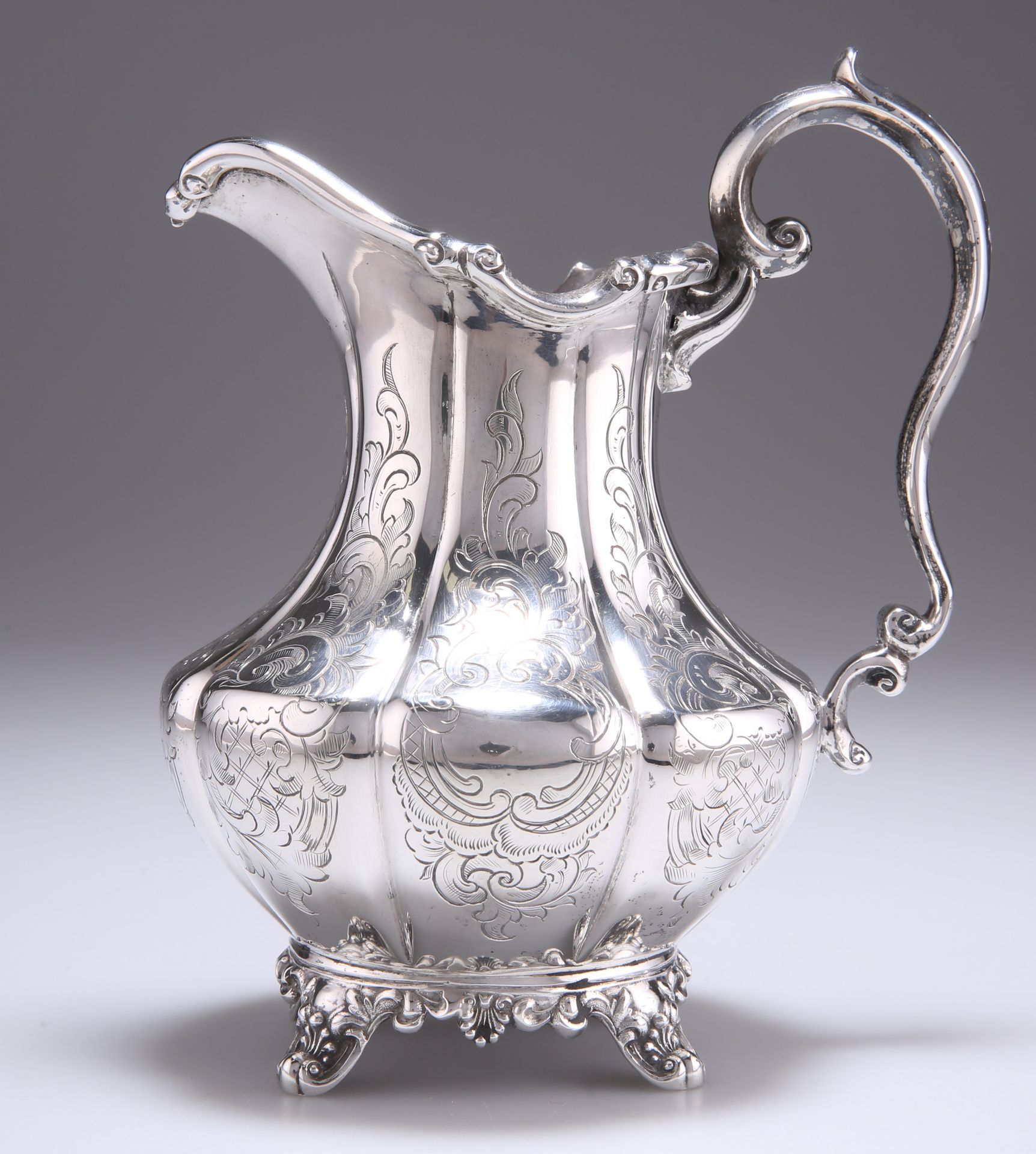 Null 威廉-亨特制作的维多利亚时期的银制奶油壶，伦敦1846年，刻有花架、刺桐和卷轴，在卷轴形的脚上凸起。高15.5厘米，8.7金衡制盎司12018072