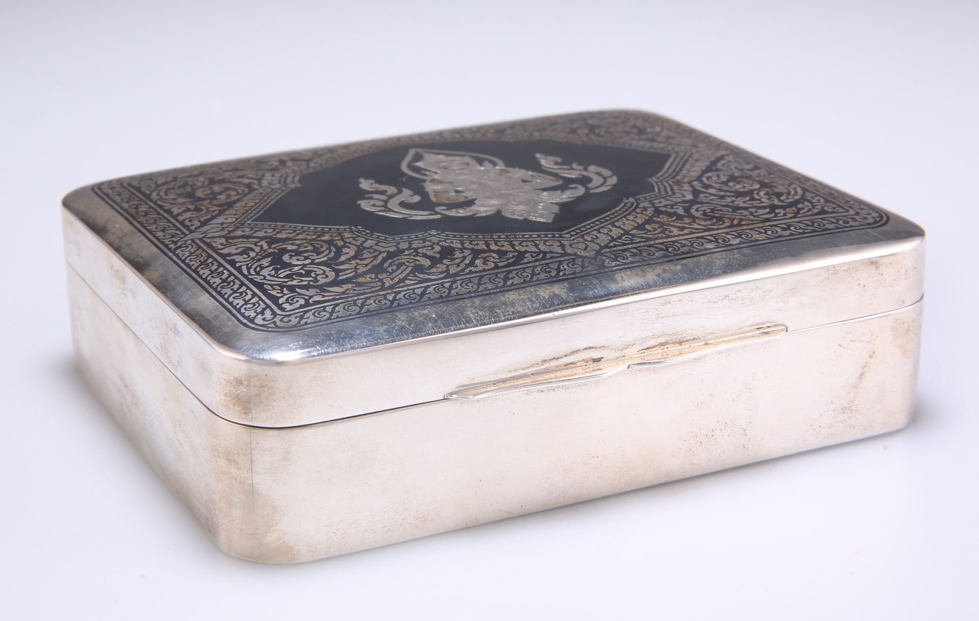 Null 20世纪初的泰国银烟盒，圆形的长方形，装饰着一尊坐着的菩萨像，毛木衬里的内部有应用的介绍牌，有签名。12厘米宽250350150