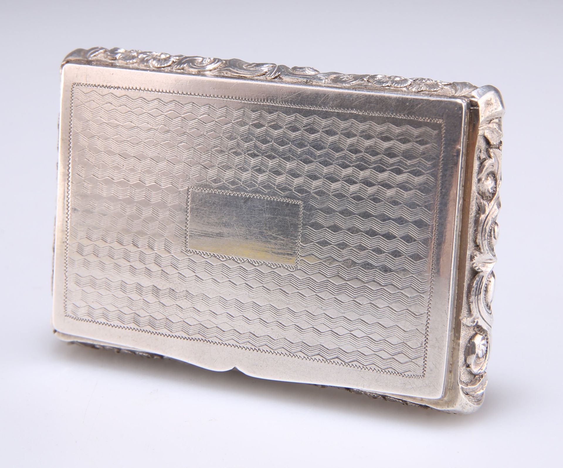 Null 19世纪中国白银鼻烟盒，广州逸兴制作，约1830年，长方形，带铰链盖，顶部和底部有引擎转动的装饰，侧面铸有卷轴和花头，空置的卡口，只有制造商的标记。7&hellip;