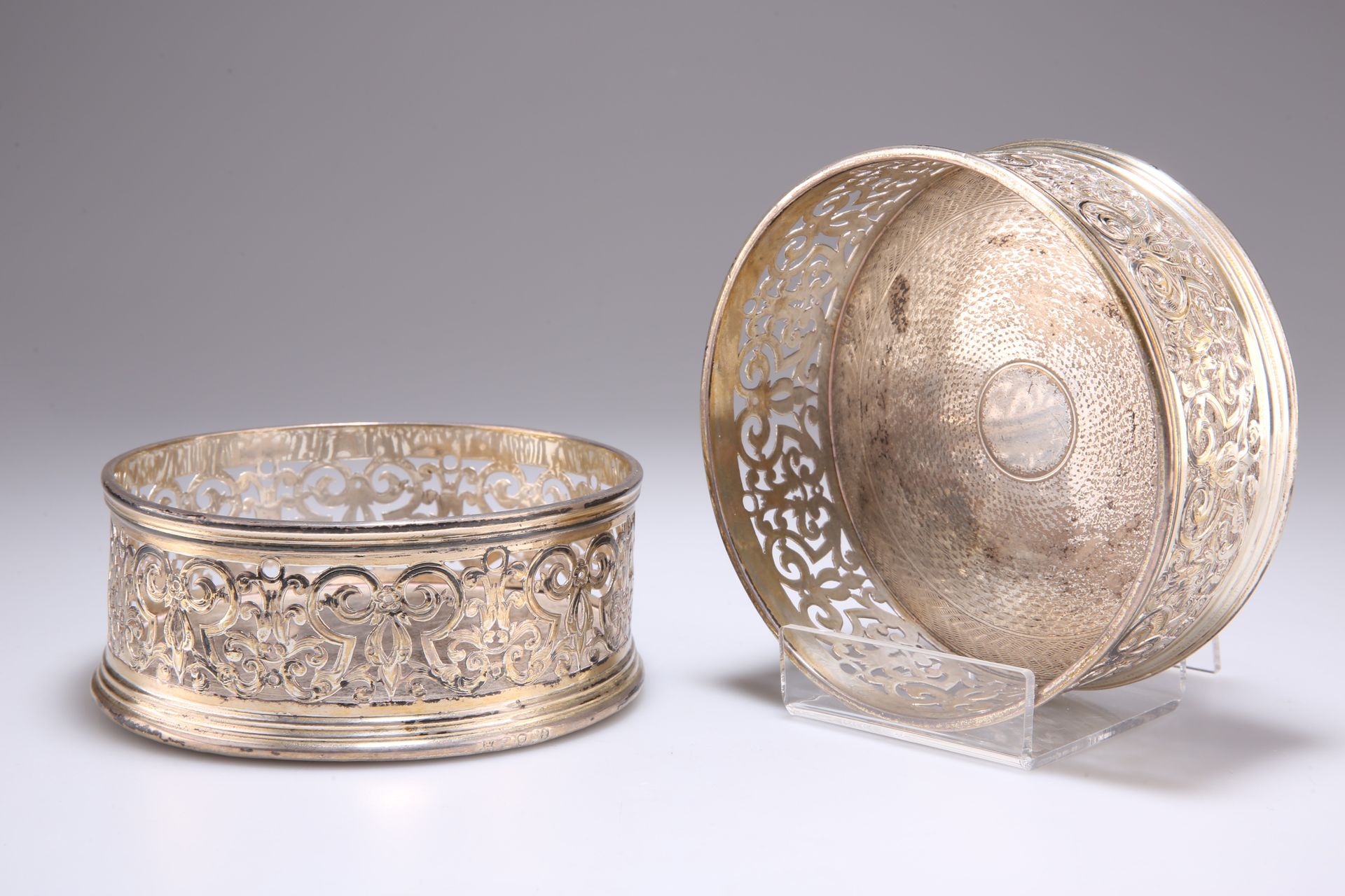 Null 一对威廉四世的银酒杯，由Robert Garrard II制作，伦敦1833年，圆形，穿孔的侧面装饰着丝带和叶子，引擎转动的银中心。直径13.2厘米1&hellip;