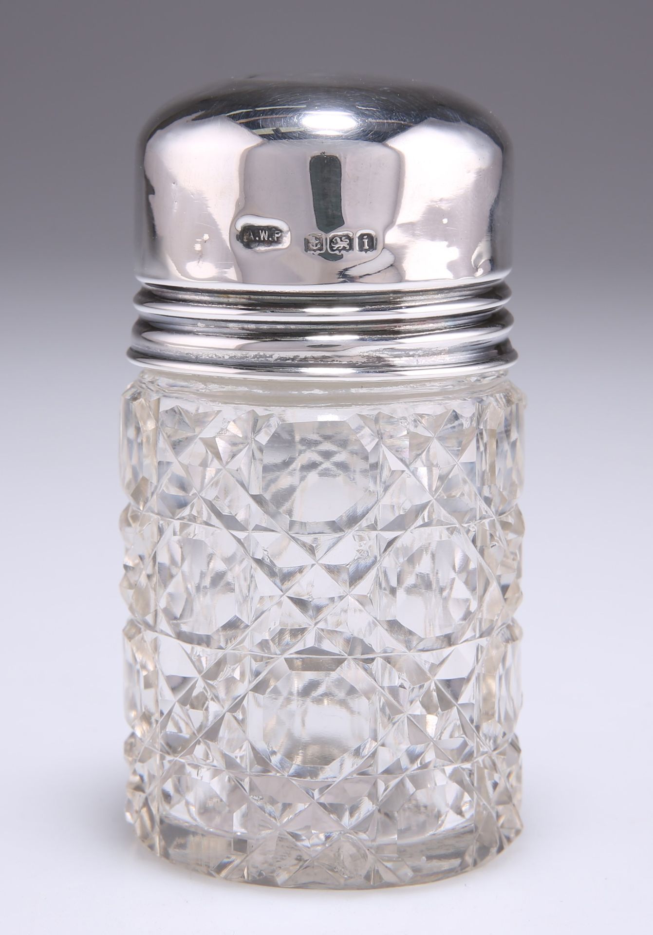Null 爱德华银顶玻璃香水瓶，由Arthur Willmore Pennington制作，伯明翰1908年，普通的圆顶银色螺旋盖，圆柱形的玻璃瓶有全面的滚刀纹&hellip;