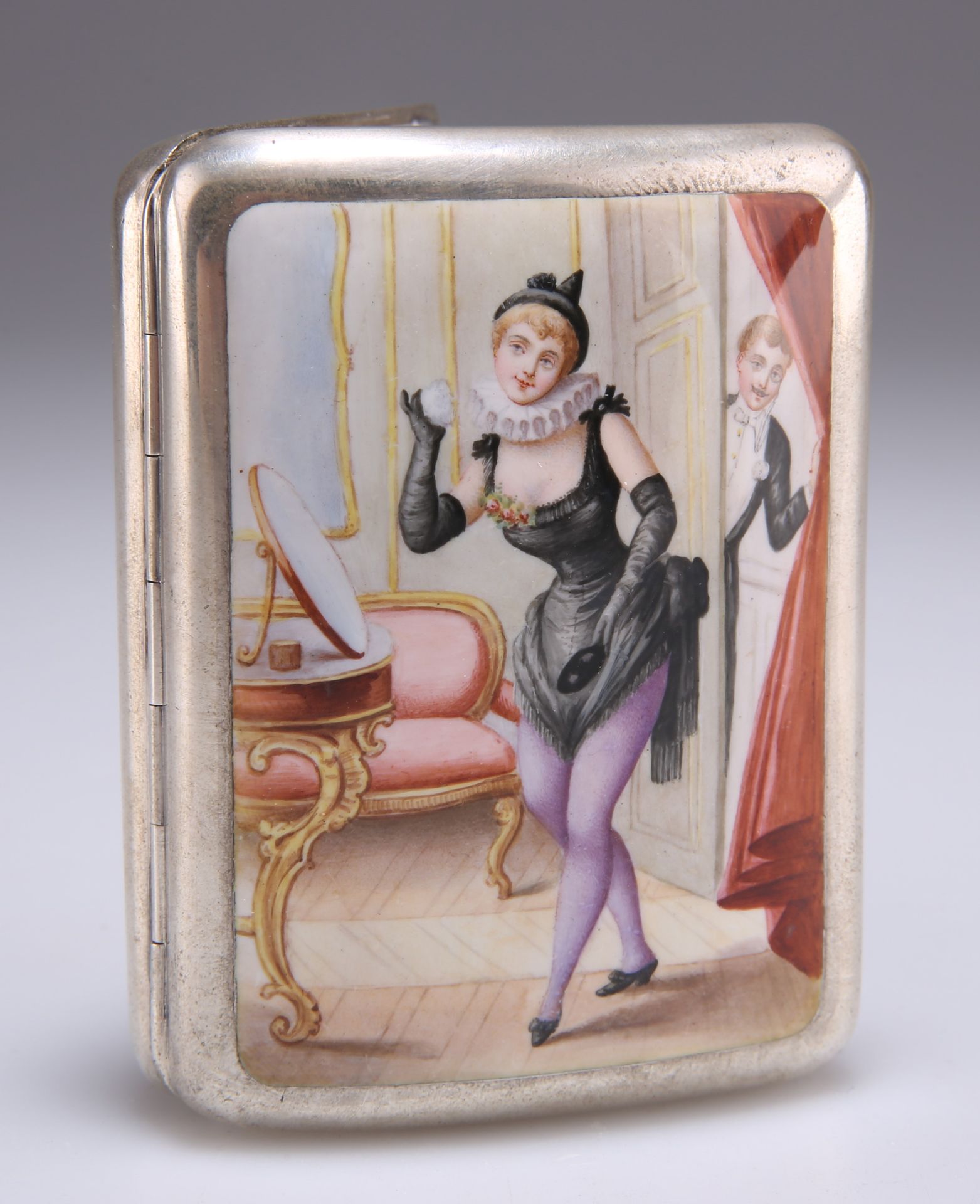 Null 20世纪初的大陆银和珐琅烟盒，圆形的长方形，为口袋形状，珐琅烟盒的正面描绘了一位女士在室内，一位绅士在门外窥视，痕迹不明显。8.5厘米乘6.5厘米，3&hellip;