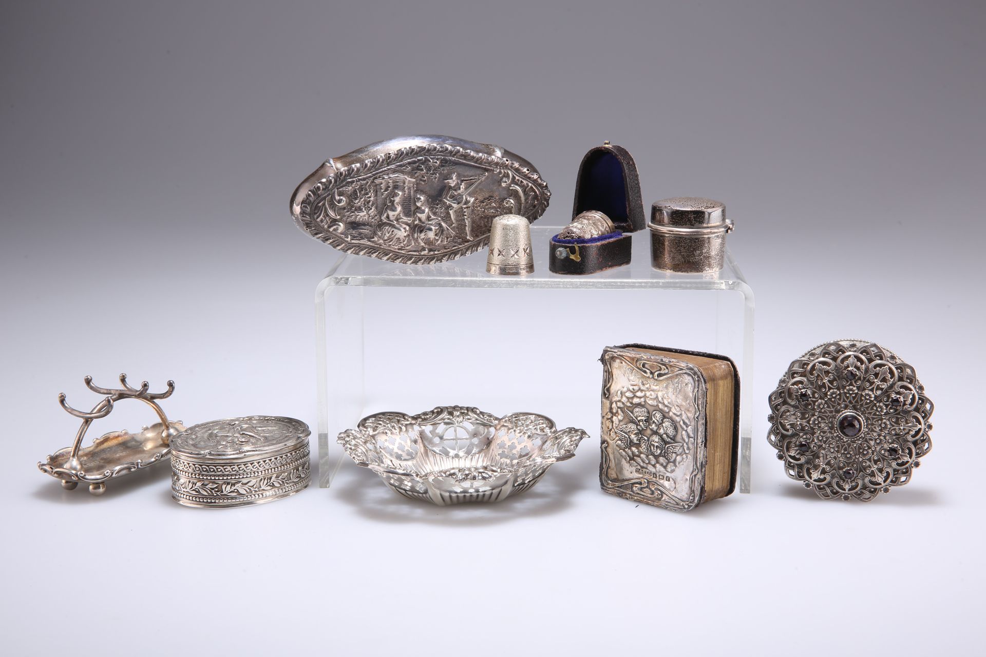Null 一组银器，包括一个爱德华时代的梳妆台盒，由亨利-马修斯设计，伯明翰1901年，盖子上有18世纪的服饰人物；一个大陆的饰品盒，800级，椭圆形，盖子上有&hellip;
