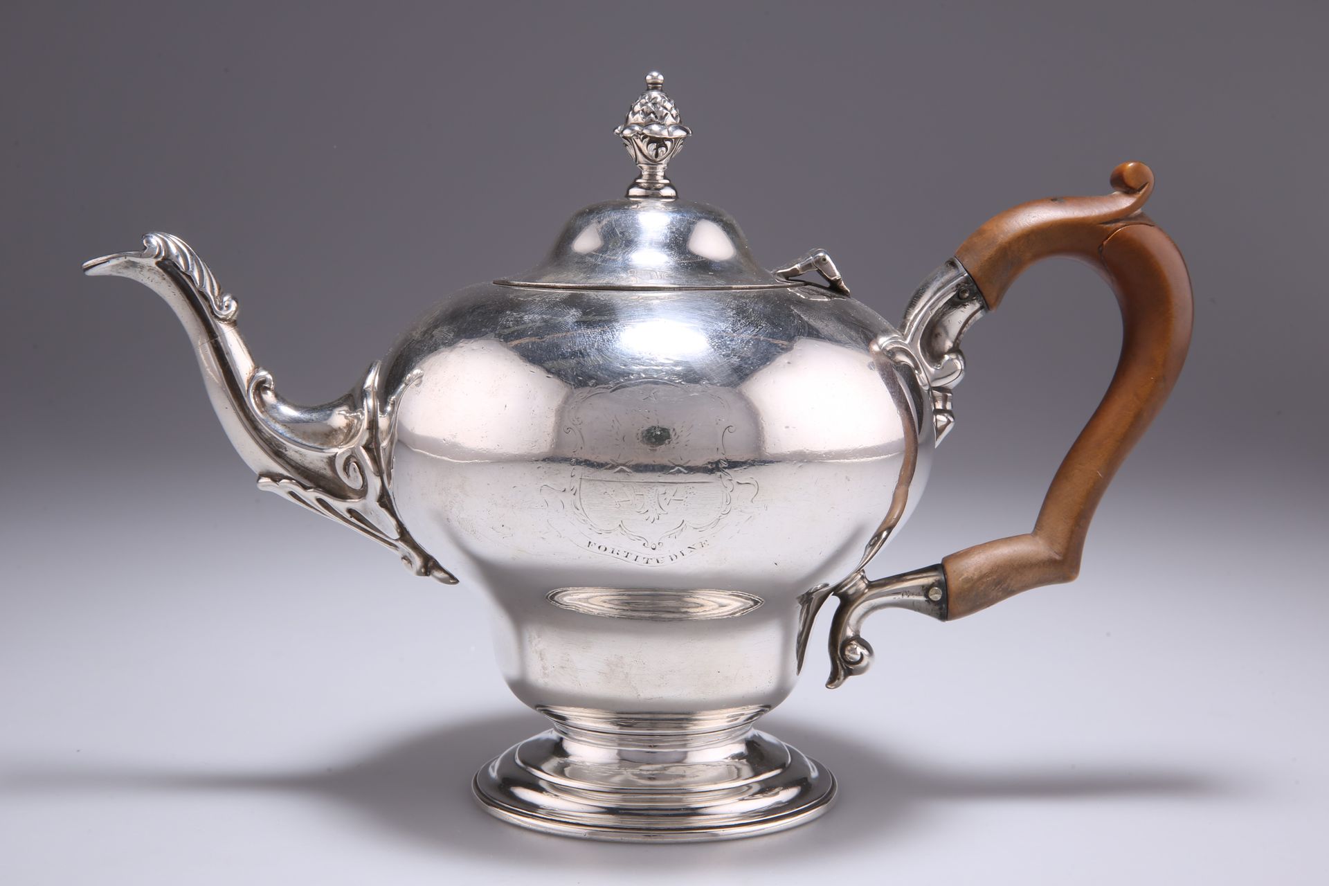Null 威廉四世的银制水壶，由查尔斯-福克斯二世制作，伦敦1830年，梨形，壶嘴有叶子和贝壳盖，在一个阶梯式的展开的圆形脚上，刻有一个徽章和格言 "FORTI&hellip;