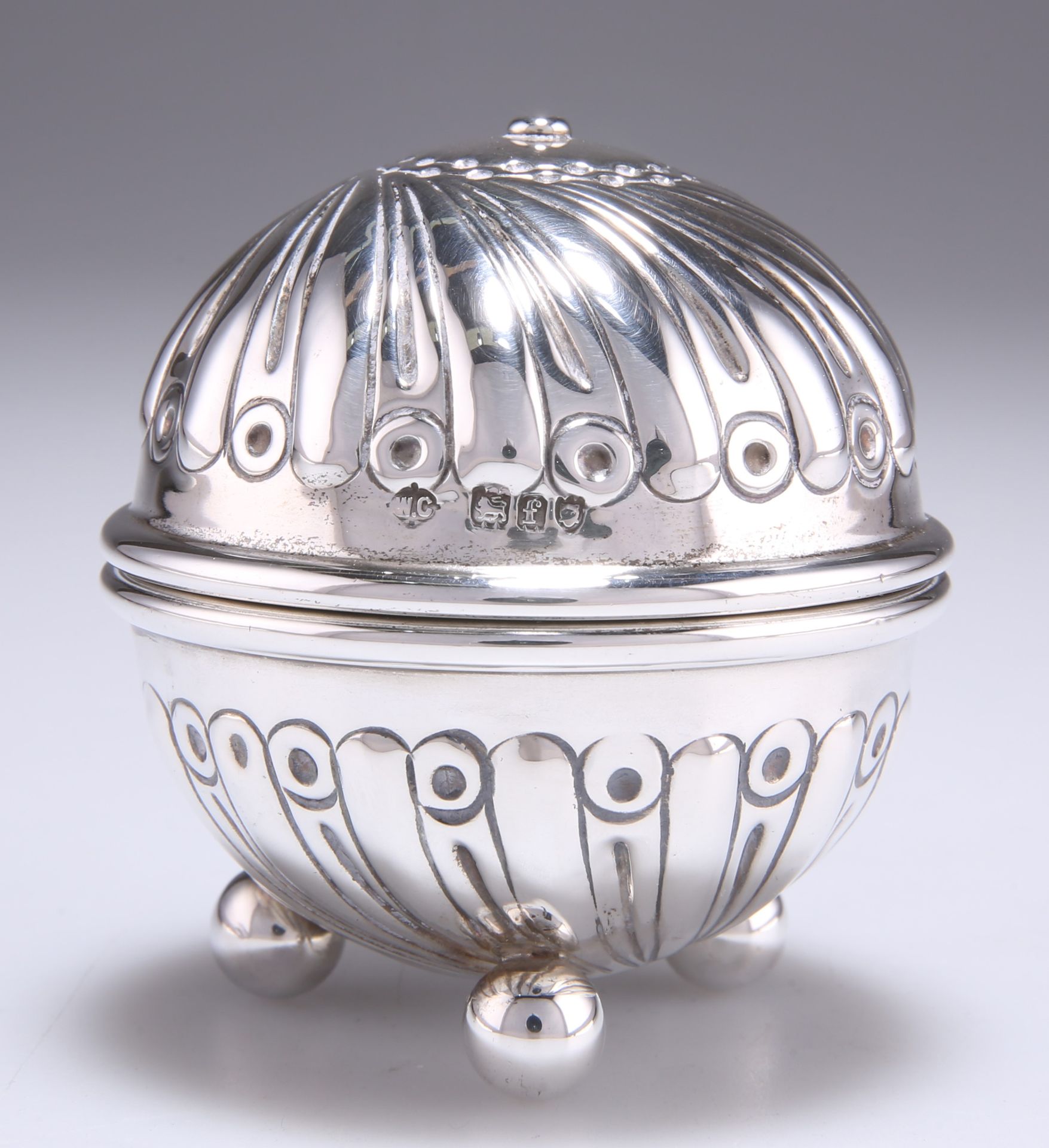 Null 爱德华银针筒，由William Comyns & Sons，伦敦1901年制作，球状，两半都有回纹，在三个球脚上凸起。高7厘米，直径6.6厘米，2.6&hellip;