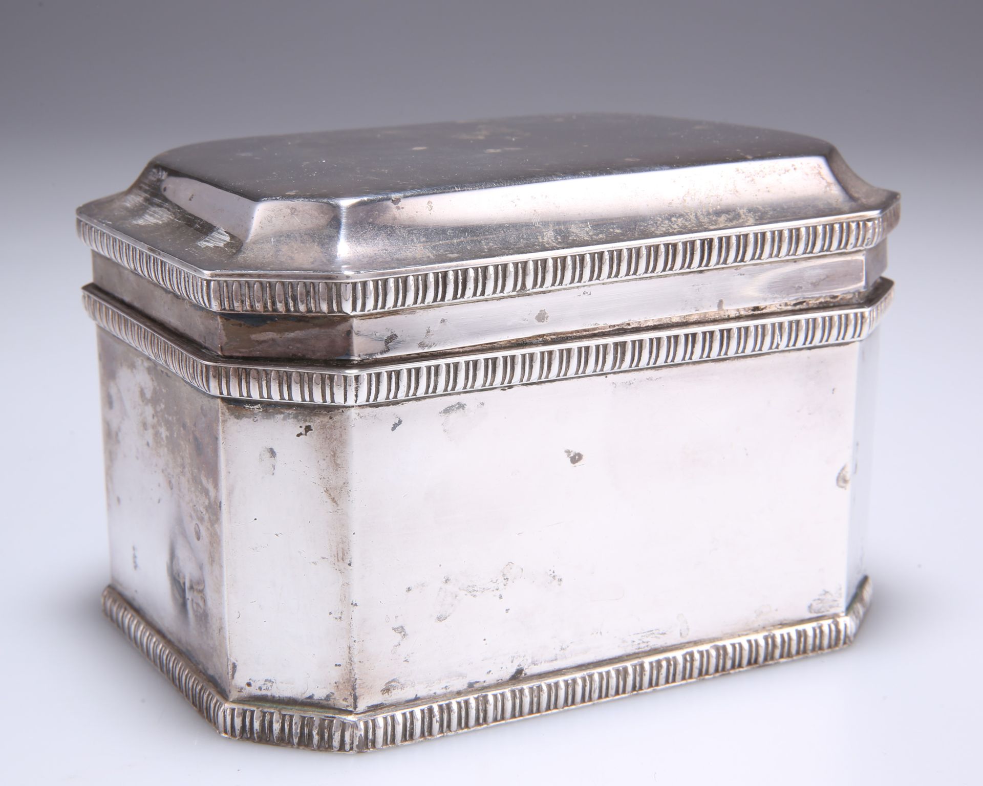 Null AN EDWARD VIII SILVER BISCUIT BOX, by William Bruford & Son Ltd, London 193&hellip;