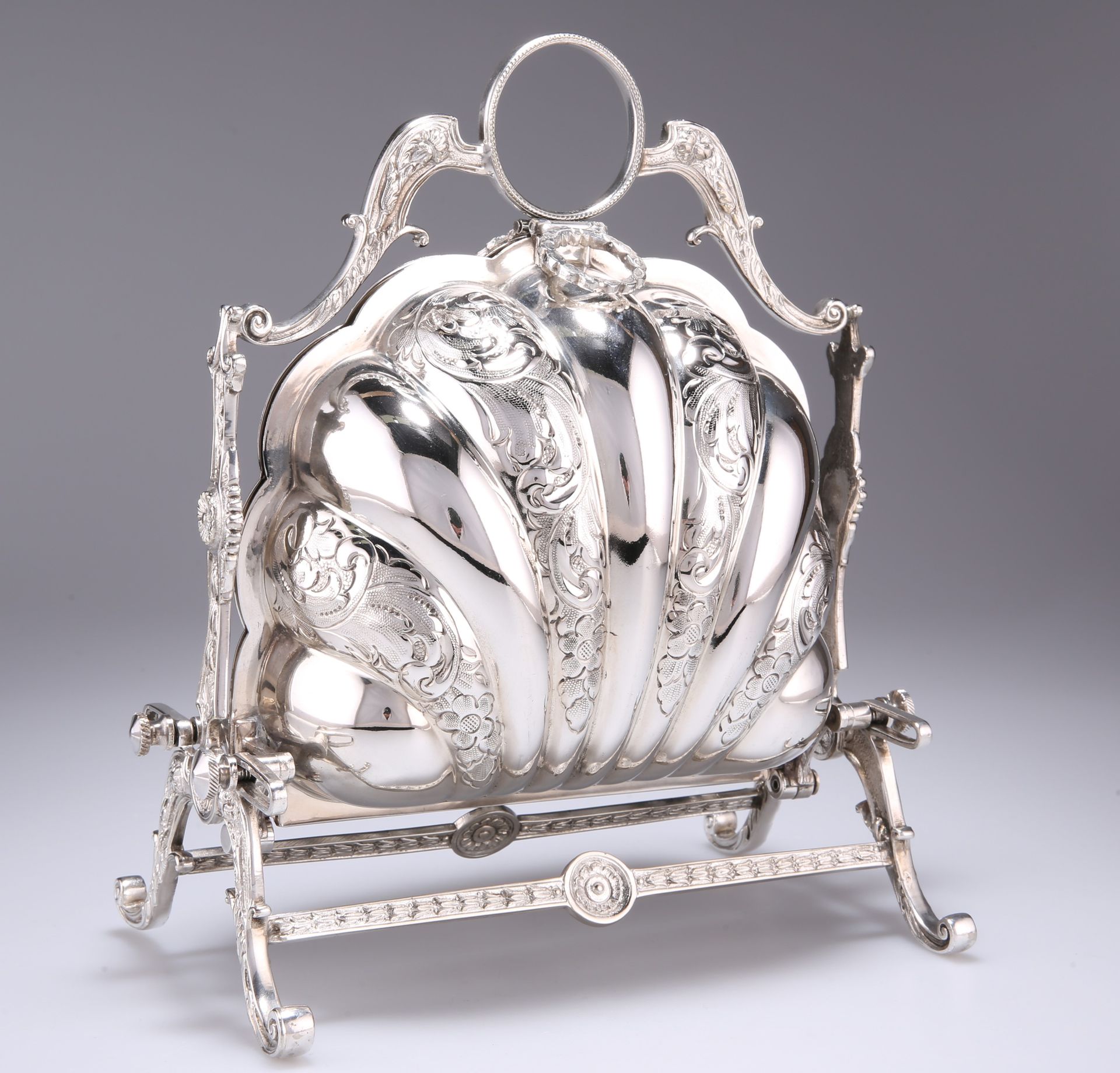 Null A VICTORIAN SILVER-PLATED MUFFIN DISH, folding, shell-form, chased con volu&hellip;