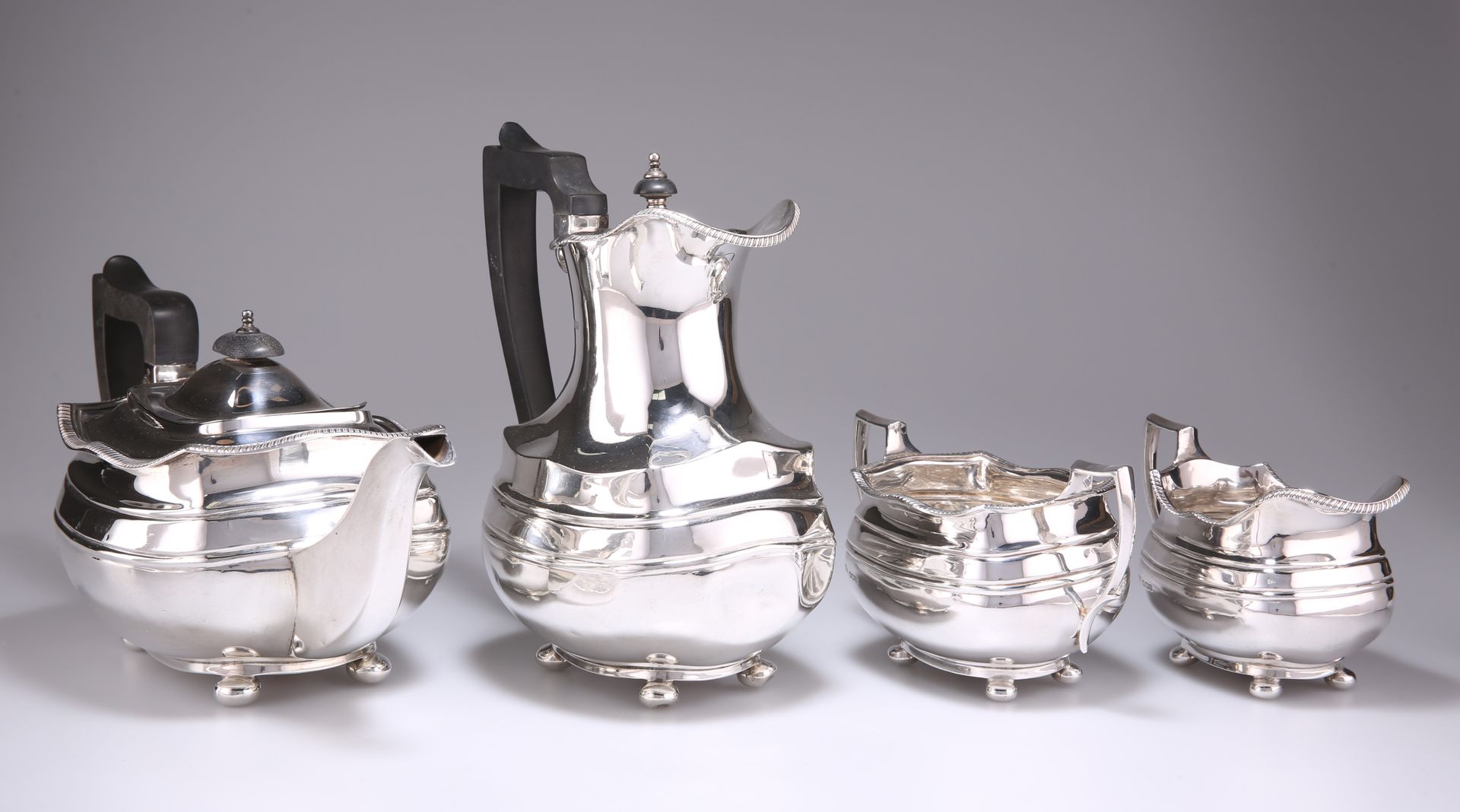 Null 乔治五世银质四件套茶具，由Manoah Rhodes & Sons Ltd, Sheffield 1929制作，包括茶壶、热水壶、奶油壶和糖碗，每个都&hellip;