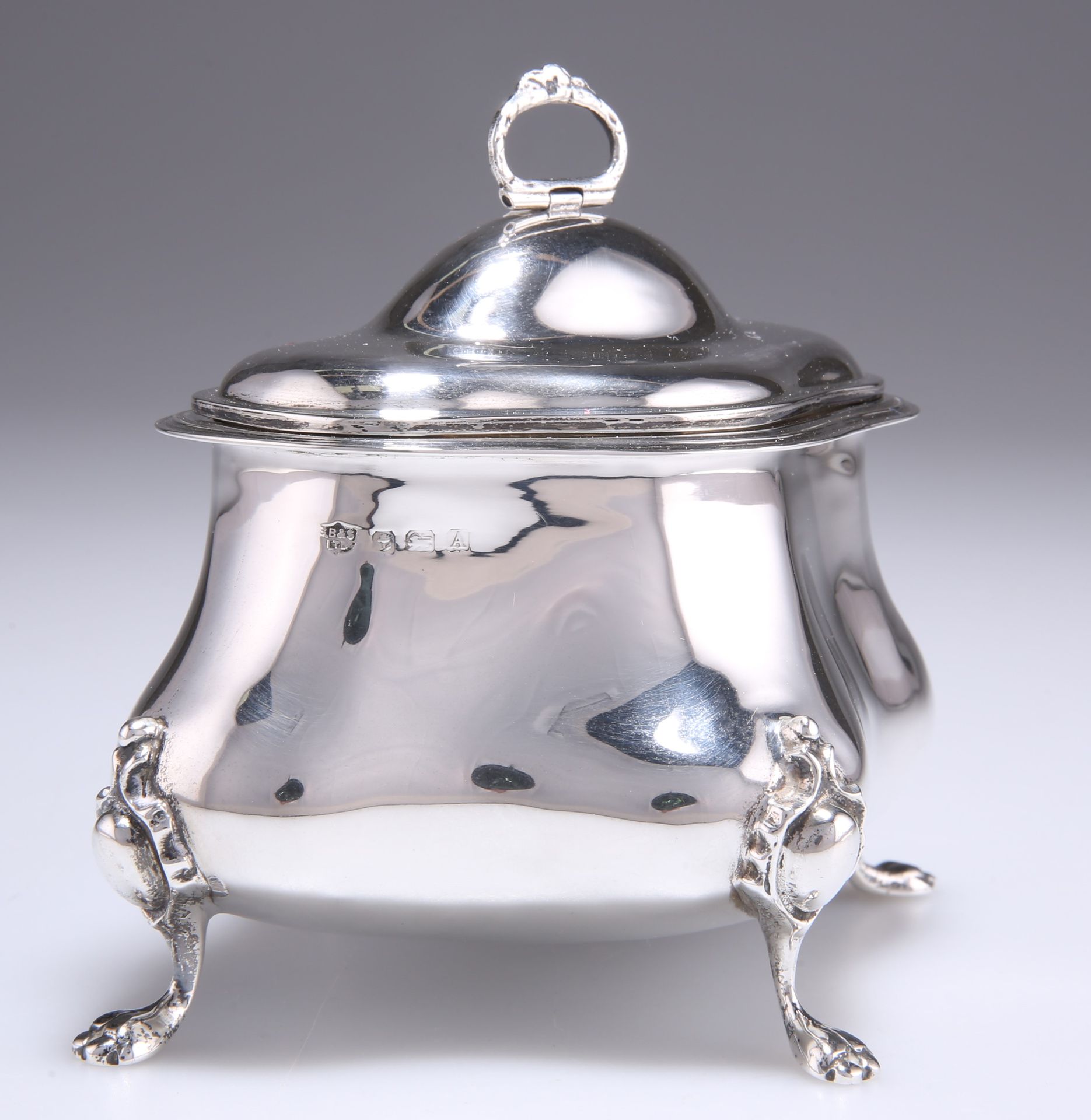 Null 乔治五世银质茶壶，由S Blanckensee & Son Ltd，伯明翰1925年制作，浅裂的四叶形与符合形状的铰链盖，椭圆形的圆顶中心有D型环的摆&hellip;