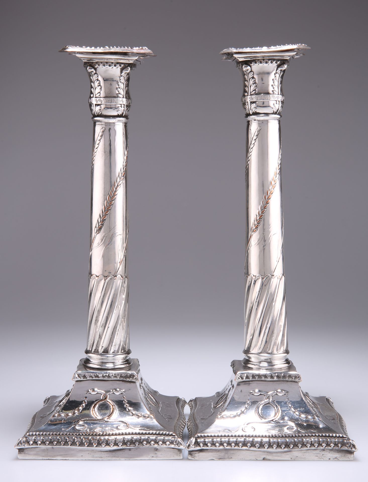 Null 一对老谢菲尔德板式烛台，约1790年，新古典主义设计，柱状茎和方形底座。高28.5厘米250350150