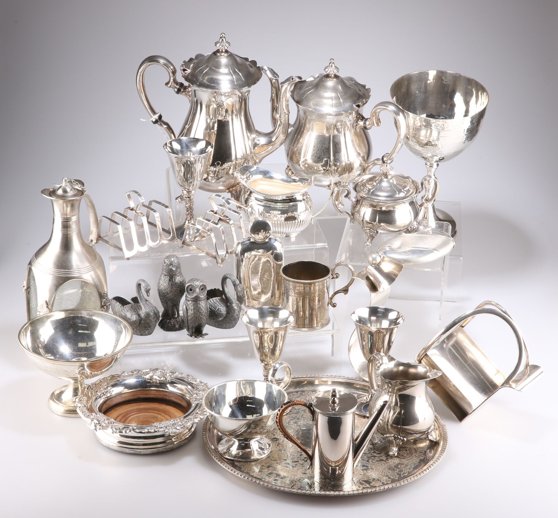Null 银盘收藏，包括大型斑纹高脚杯，19世纪的酒杯，维多利亚时代的雕刻杯，鸟形调味品，红葡萄酒壶，现代派高脚杯等。(数量) 200300120
