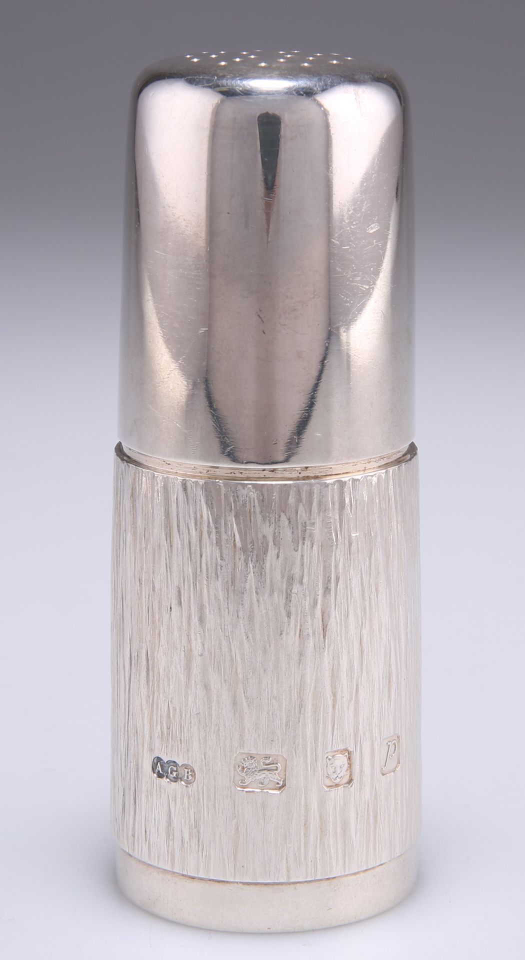 Null 杰拉德-本尼（Gerald Benney）于1970年在伦敦制作的伊丽莎白二世银制胡椒罐，局部有树皮纹理的地面，已签名并有标记。高10厘米，4.4金衡&hellip;