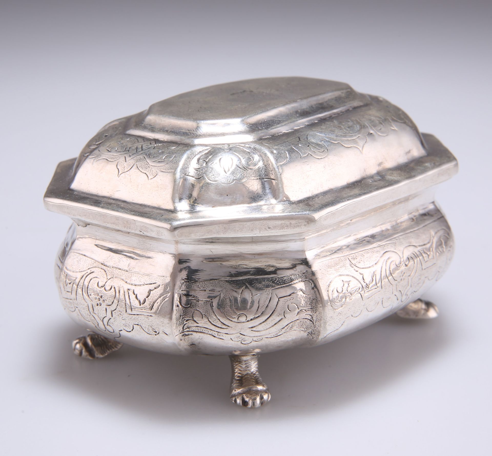 Null 18世纪俄罗斯银盒，莫斯科，1741年，贝壳形，有拉开的盖子和爪子脚，平坦的地方有卷轴，印有标记。10厘米宽，4.1金衡盎司700900420