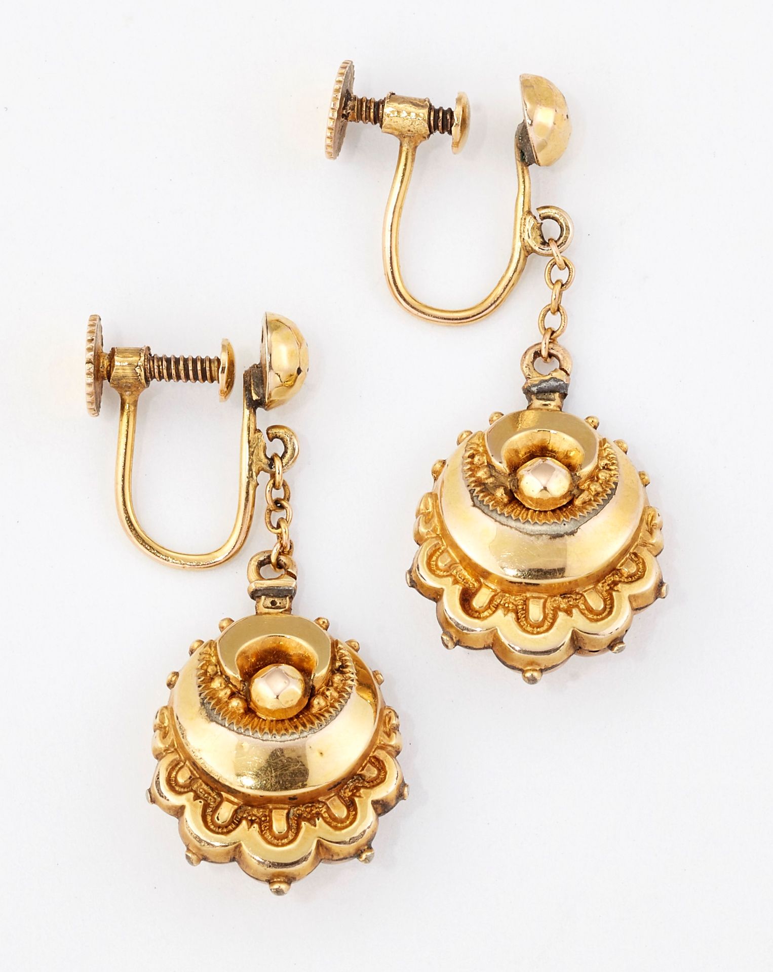 Null 一对维多利亚时期的ETRUSCAN REVIVAL耳环，每个新月形的耳环都有珠子和邮票的装饰，用细链吊在一个刻面的螺柱上，有螺丝配件，标有 "9CT"&hellip;
