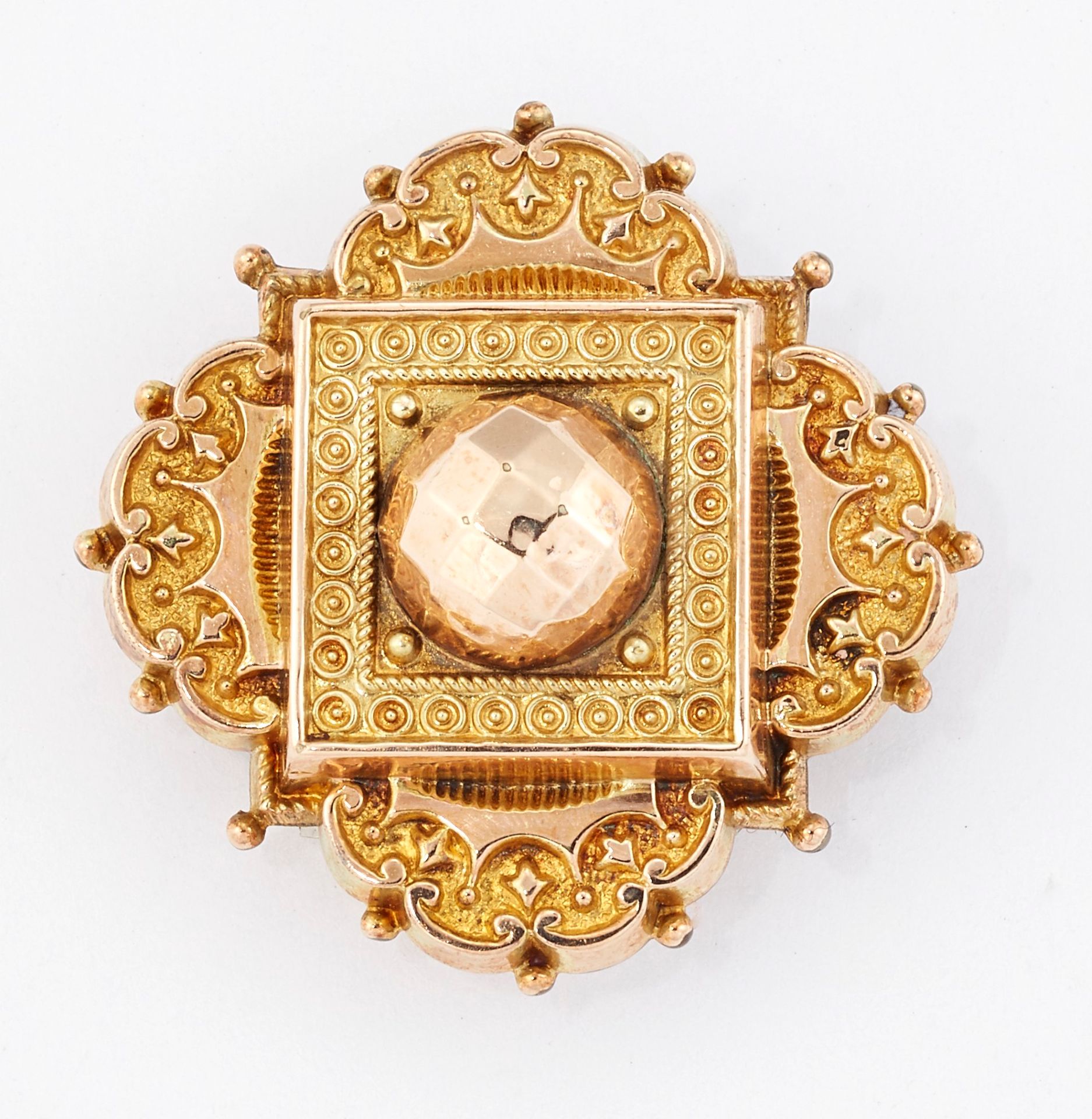 Null 一件维多利亚时期的ETRUSCAN复兴时期的手镯，四叶形，带珠子装饰和一个刻面圆顶，带釉面小盒。直径3.1厘米，重7.1克508030背面的玻璃已经破&hellip;
