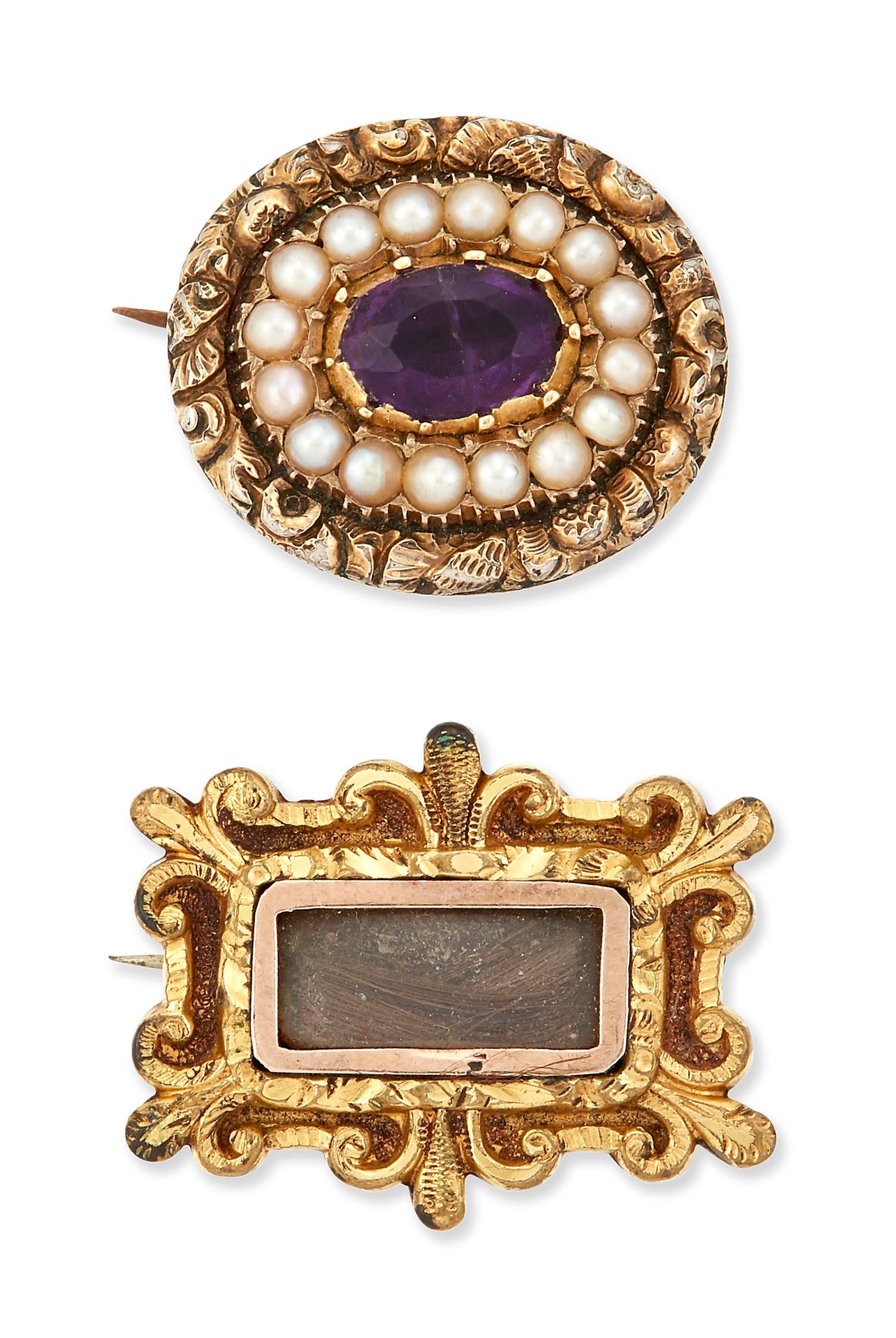 Null 两个格鲁吉亚胸针，包括；一个紫水晶和籽珍珠胸针，一个椭圆形切割的紫水晶在籽珍珠和叶状边框内，尺寸为1.6厘米×1.8厘米；一个哀伤的胸针，一个中央的长&hellip;