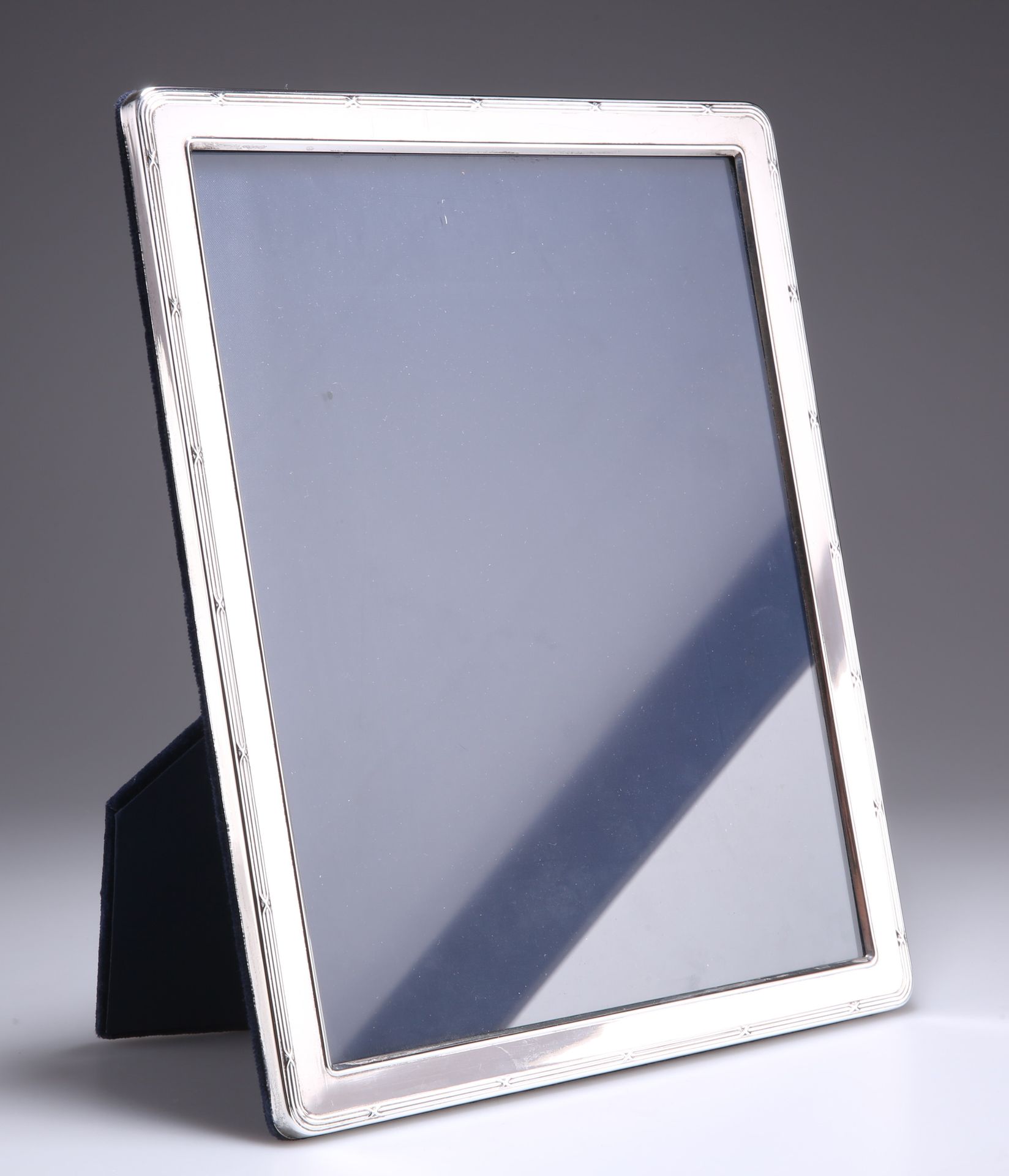 Null 伊丽莎白二世银质相框，由Carr's of Sheffield Ltd, Sheffield 1992制作，大的长方形，有圆角，有簧片和十字边。高28&hellip;