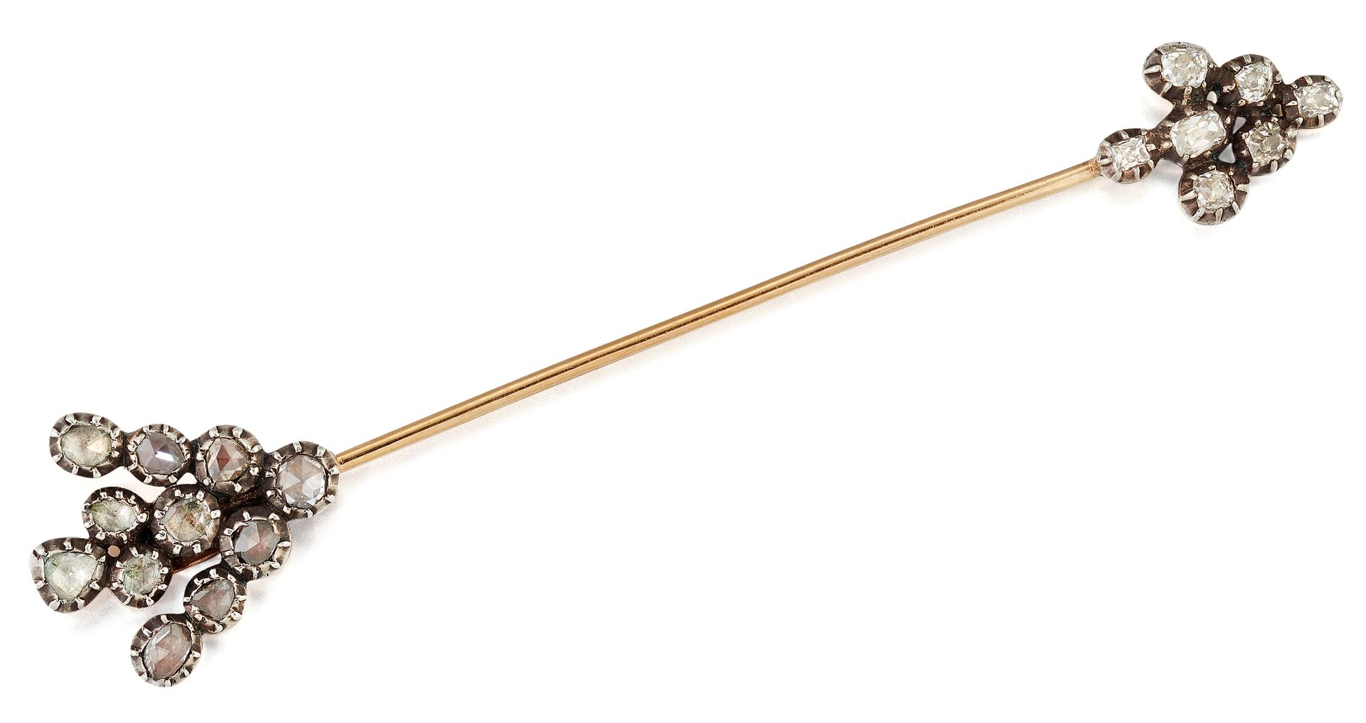 Null 一枚钻石JABOT胸针，设计成箭形，上面镶嵌着玫瑰式切割和老式切割的钻石，估计钻石总重量约为1.00-1.50克拉。尺寸为8.5厘米×1.8厘米，重量&hellip;