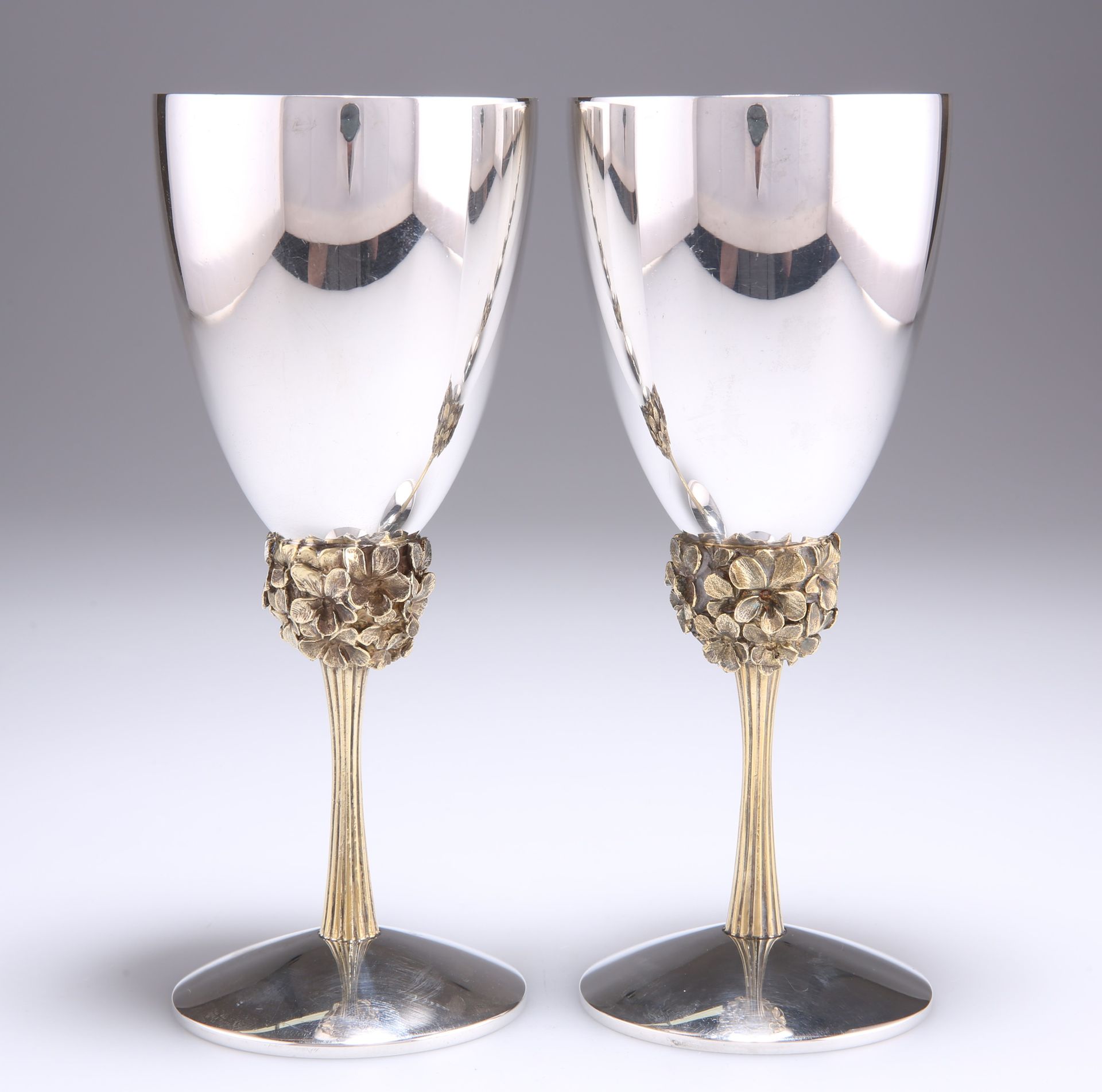 Null 一对ELIZABETH II PARCEL-GILT银杯，由Stuart Devlin制作，伦敦1977年，普通的杯身在一朵簇拥的百合花上凸起，反面是&hellip;