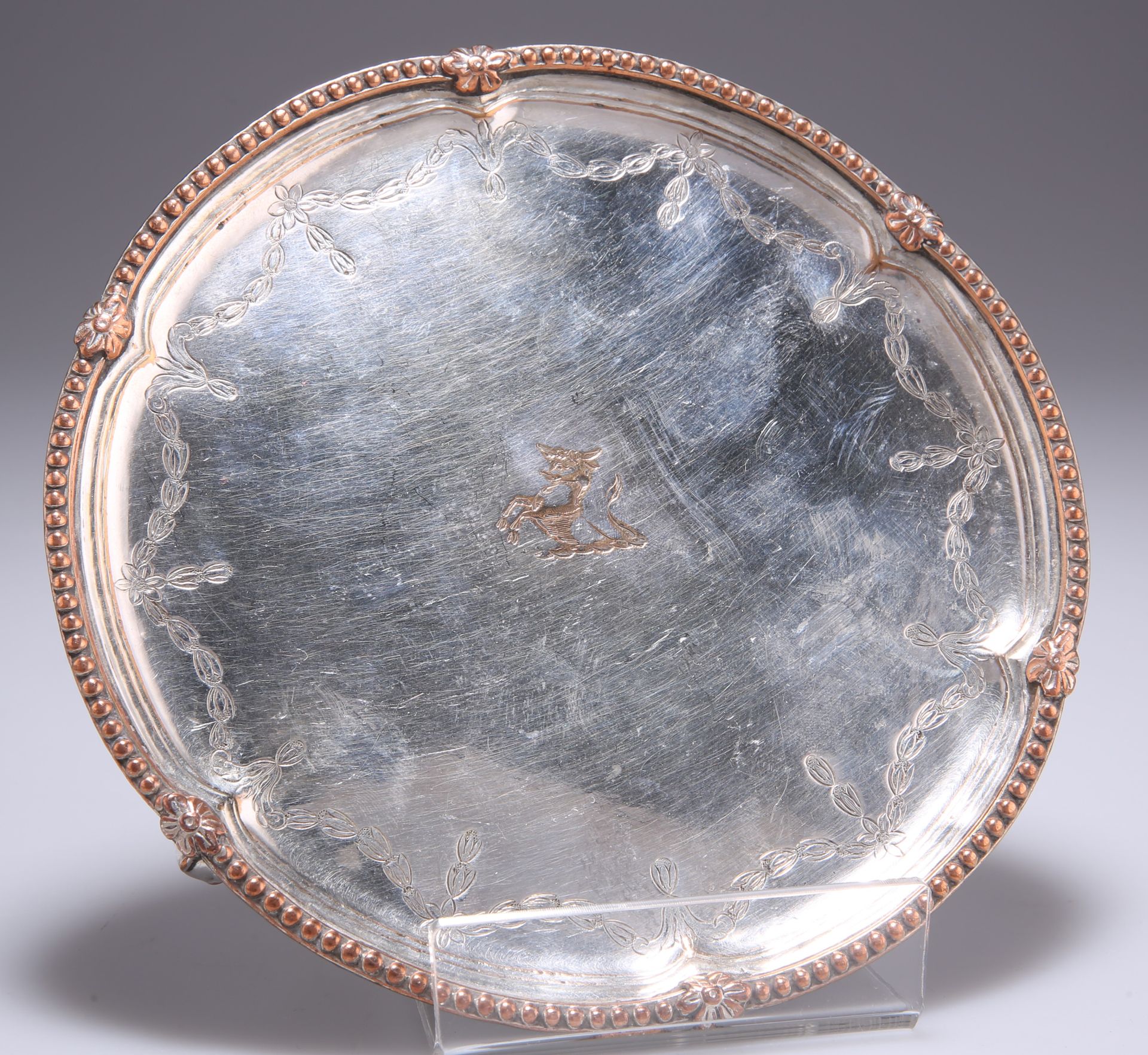 Null 一个古老的谢菲尔德餐具，约1775年，带珠边，刻有徽章、旗帜和吊坠的铃铛花，凸起在球和爪子脚上。直径15.5厘米507030