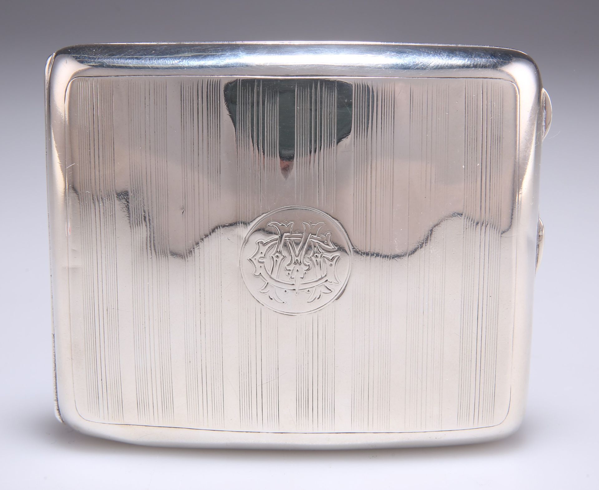 Null 乔治五世银烟盒，由William Neale & Son Ltd，伯明翰1914年制作，圆形长方形，形状为口袋，正面和背面刻有斑纹带，有普通的边框，正&hellip;