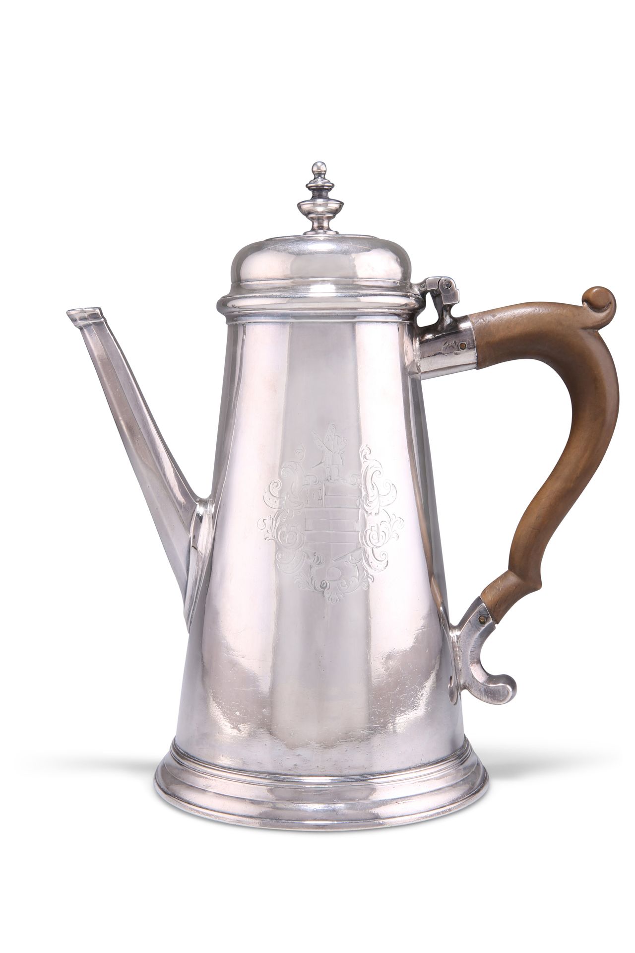 Null 乔治二世银咖啡壶，由约翰-埃克福德二世制作，伦敦1729年，尼斯的附加税标，约1814年，以及一个更晚的税标，平坦的锥形，有凹槽的脚和切面的壶嘴，盖子&hellip;