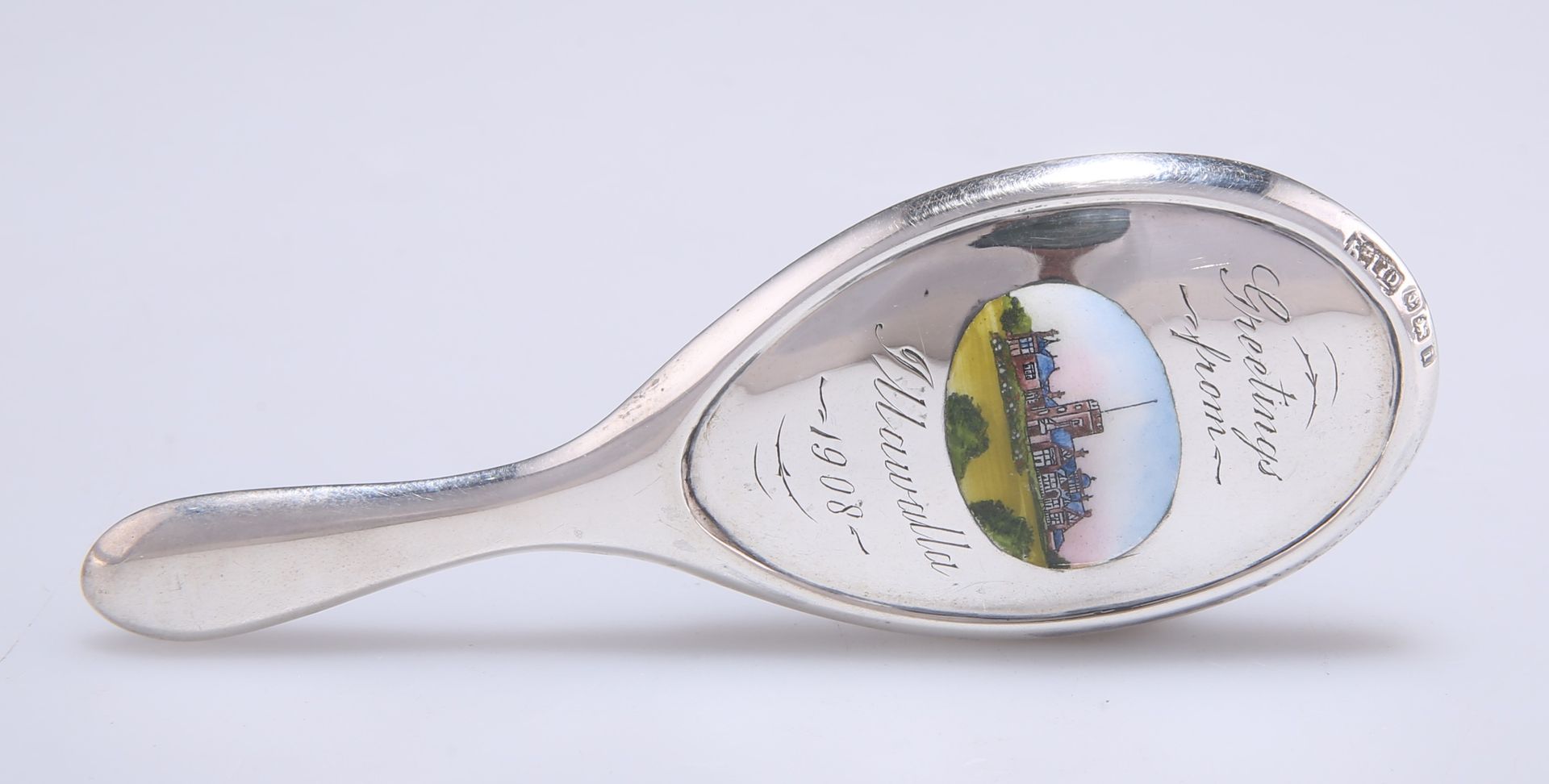 Null 爱德华银和珐琅小手镜，伯明翰，1908年，刻有 "来自伊拉瓦拉的问候1908"，珐琅上有爱德华时期兰开夏的历史财产的景色。10.5厘米长