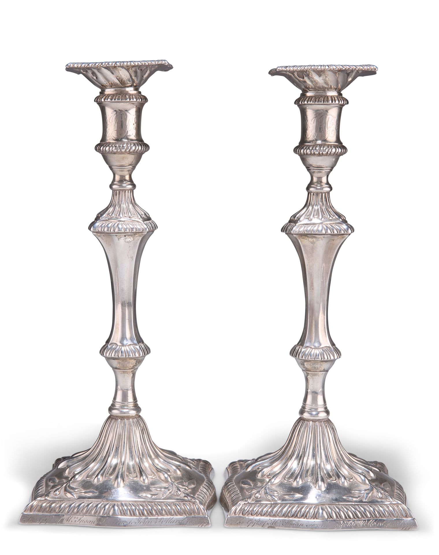 Null PAIRE DE CHANDELIERS EN ARGENT COULÉ GEORGES III, par John Carter II, Londr&hellip;