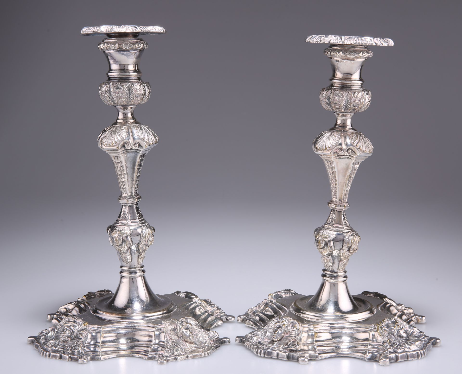 Null Paire de chandeliers en plaqué argent de style baroque, 19ème siècle, chacu&hellip;