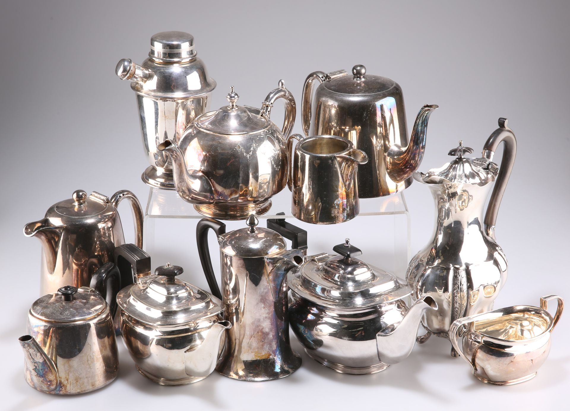 Null Una collezione di piatti d'argento, tra cui shaker per cocktail, teiere, ec&hellip;