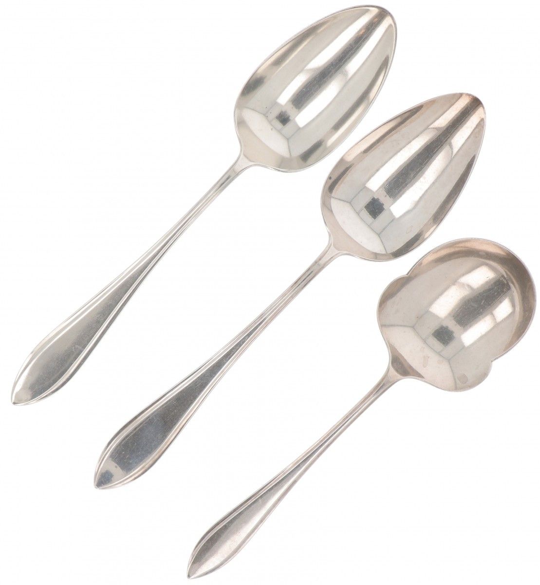 (3) piece set of ladles "Dutch point fillet" silver. 由 "荷兰点状物 "制成，由2把蔬菜勺和1把土豆勺组成&hellip;