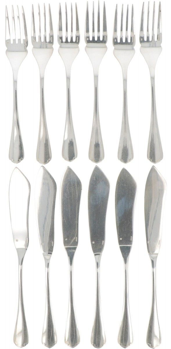 (12) piece set fish cutlery, Christofle, silver-plated. 由6把刀和6把叉子组成。法国，巴黎，Christ&hellip;
