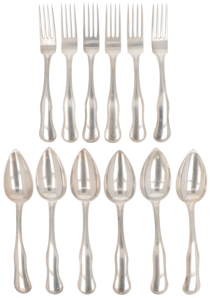 (12) piece set of silver cutlery parts. 厚重的模型，带有鱼鳞状的边缘，由6把餐叉和6把餐匙组成。荷兰，Voorschot&hellip;