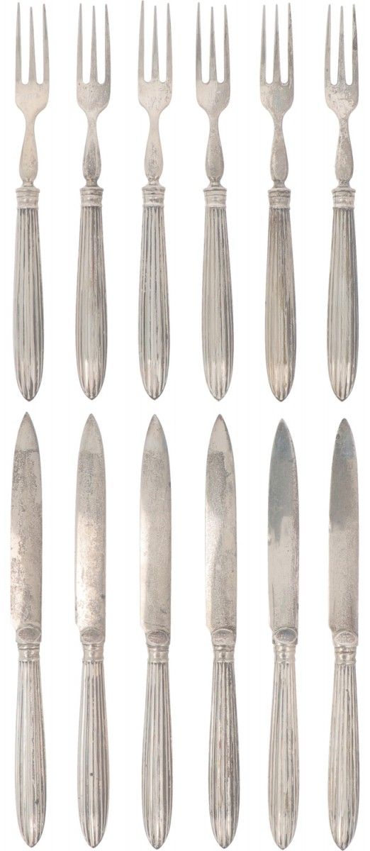 (12) piece set of silver fruit cutlery. Composto da 6 coltelli e 6 forchette con&hellip;