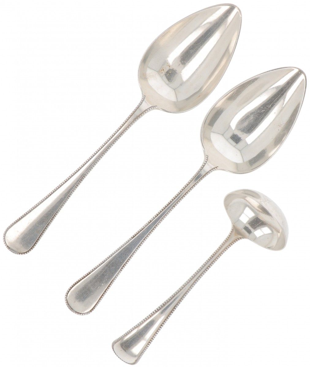 (3) piece lot silver ladles. 由2个蔬菜勺和一个酱汁勺组成。有珍珠边的装饰。荷兰，Schoonhoven / Delft, J.M.&hellip;