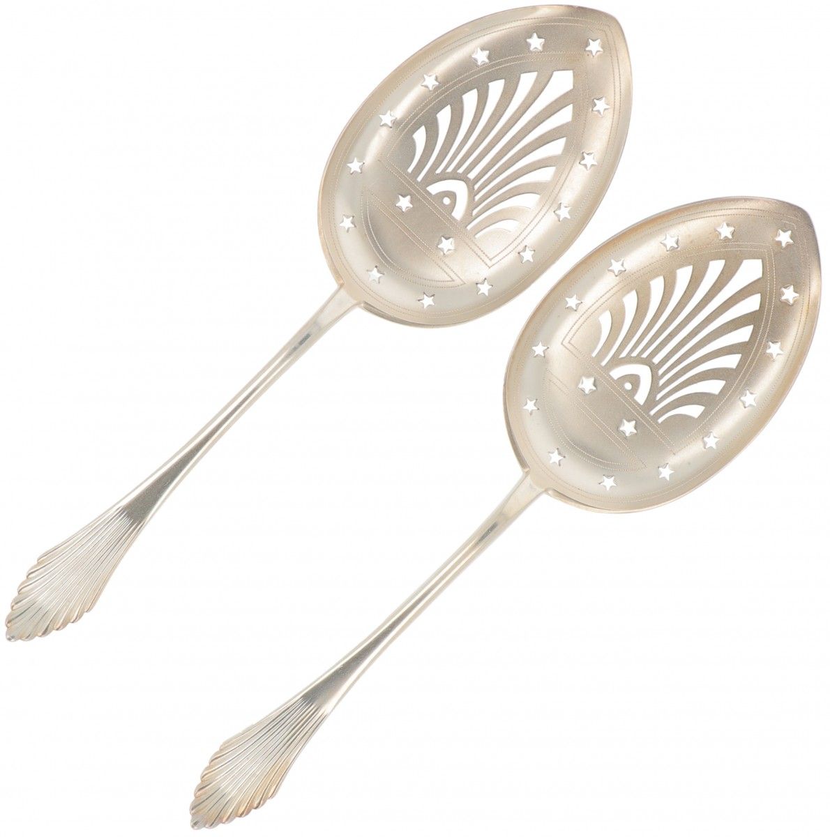 (2) piece set silver spoons. 配有扇形手柄终端和部分镂空的磨砂铲托盘。荷兰，Voorschoten，J.M. Van Kempen &hellip;
