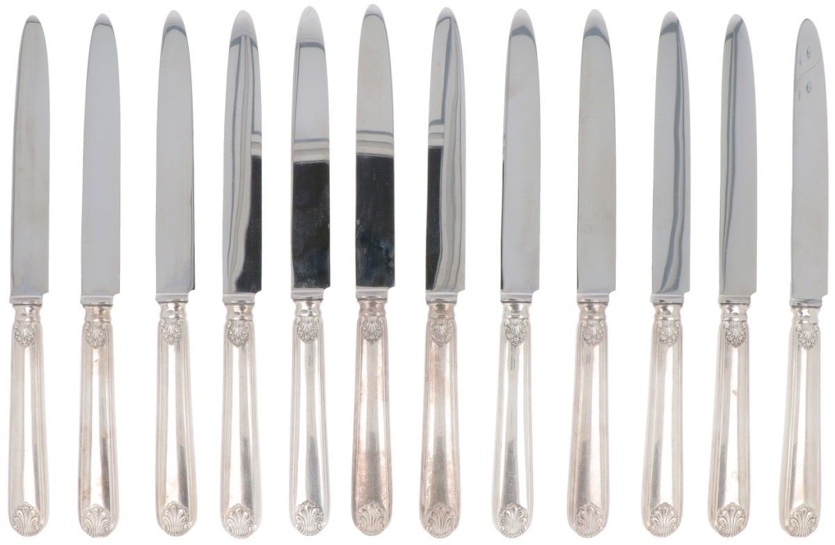 (12) piece set dinner knives silver. 有填充的把手和棕榈花纹的装饰。比利时，布鲁塞尔，Wolfers Frères，20世纪&hellip;