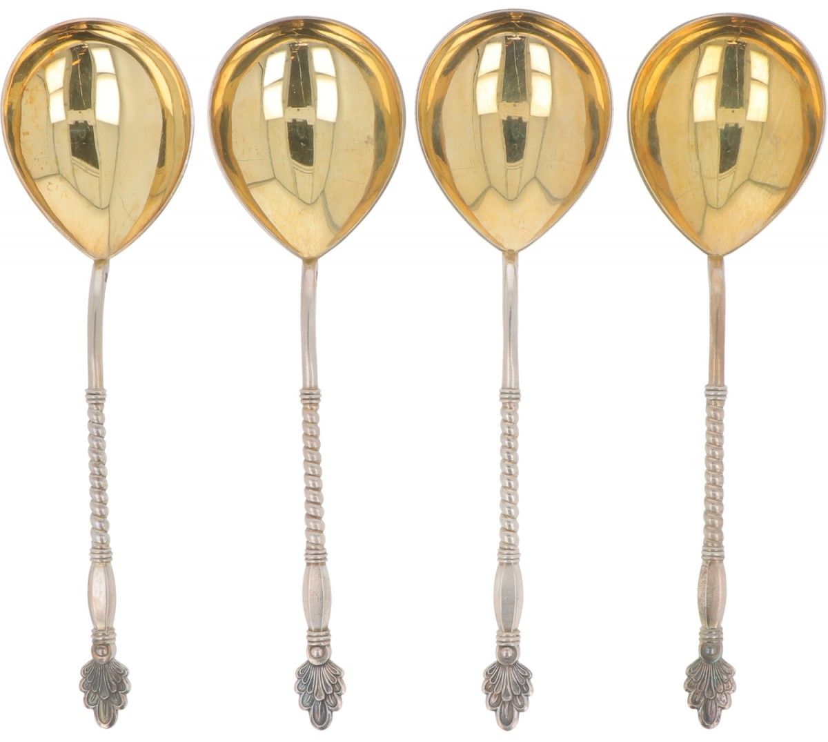 (4) piece set of silver spoons. 饰有扭曲的手柄，水滴形的勺子上有镀金。20世纪，标记。ZII.244克，835/1000。长19&hellip;