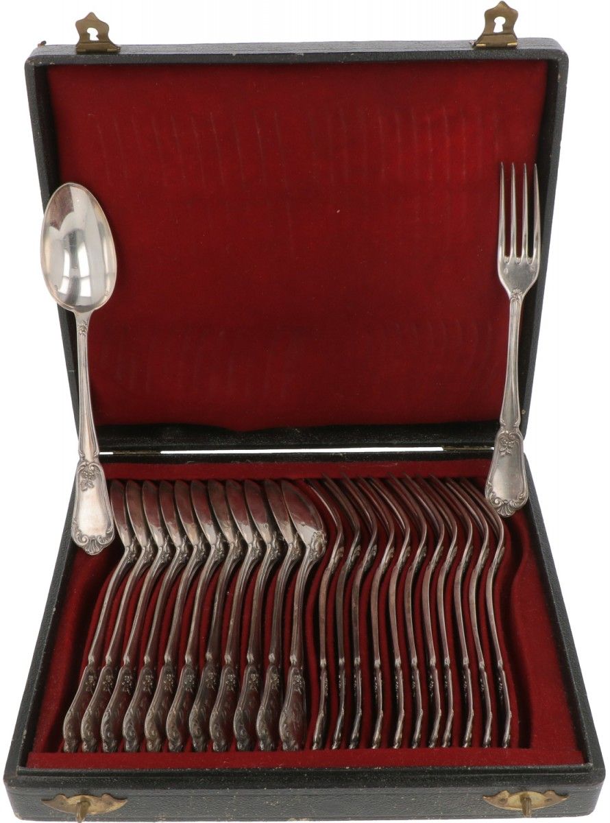 (24) piece cutlery cassette silver. 水壶餐具，由12把勺子和12把叉子组成，带有洛可可风格的装饰，装在原来的盒子里。法国，巴&hellip;