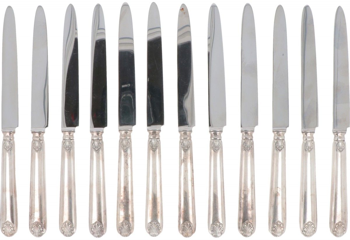 (12) piece set of knives silver. 有填充的把手和棕榈花纹的装饰。比利时，布鲁塞尔，Wolfers Frères，20世纪，标记。&hellip;