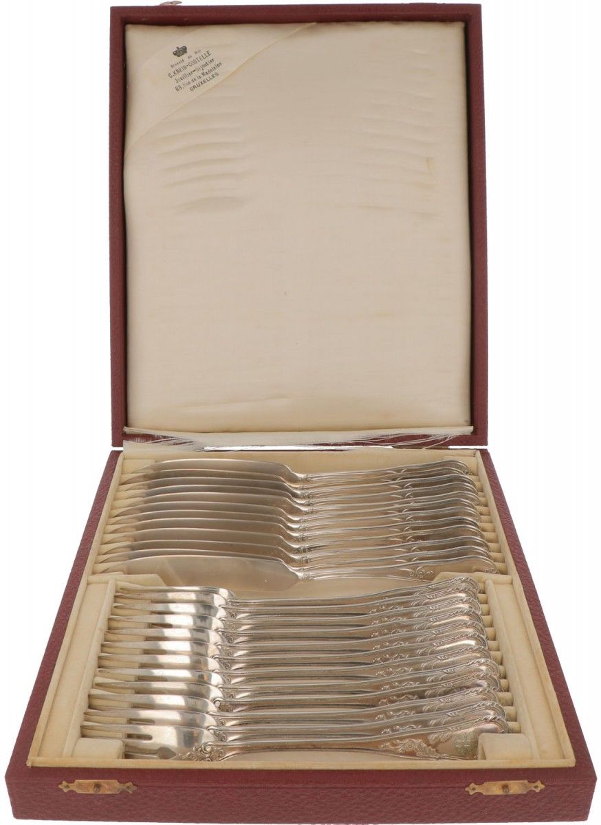 (24) piece set of fish cutlery in cassette silver. Adornato con decorazioni flor&hellip;