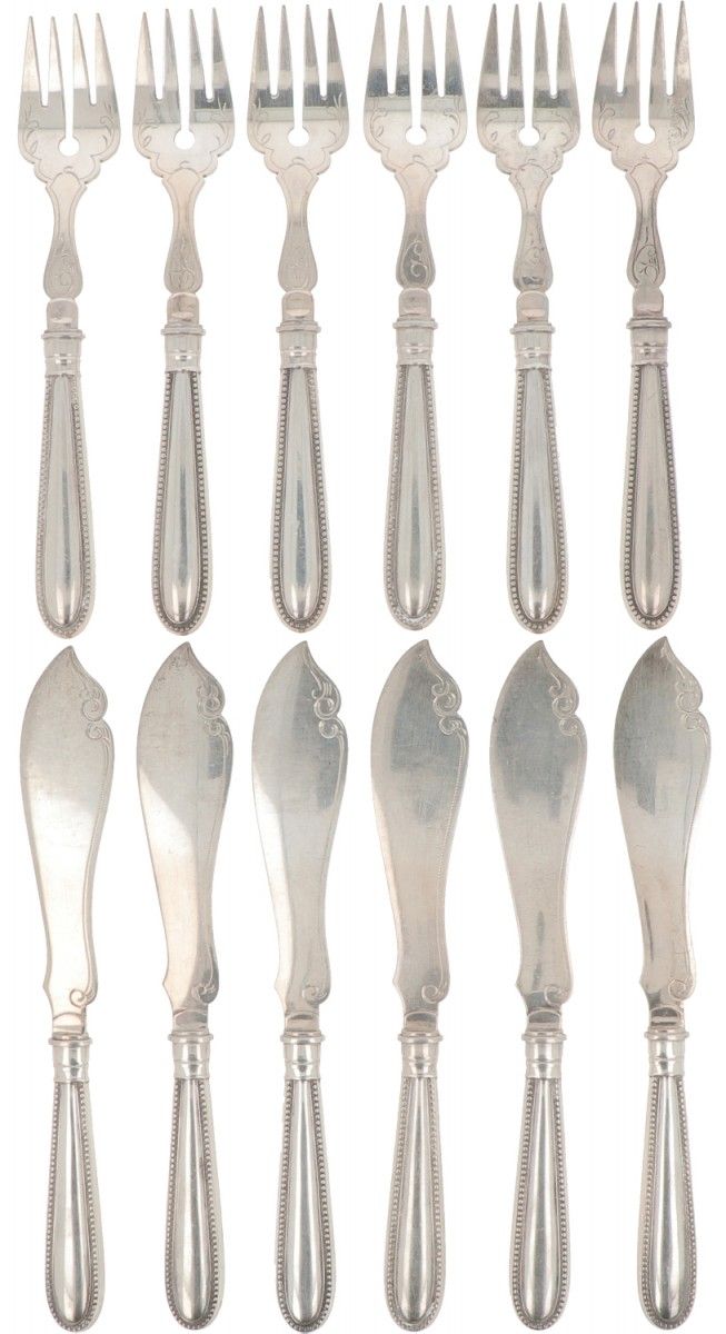 (12) piece silver fish cutlery set. Con decorazioni incise e bordo con perline. &hellip;