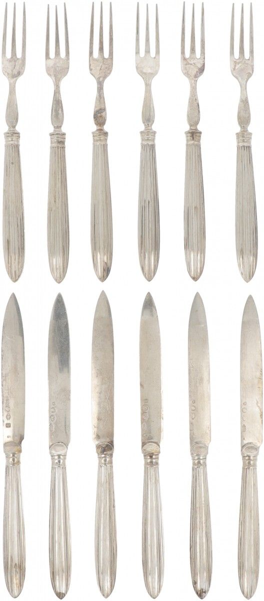 (12) piece set of silver fruit cutlery. 由6把刀和6把叉子组成，带罗纹手柄。荷兰，阿姆斯特丹，A.C.J. Begeer&hellip;