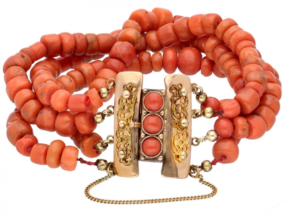 Four-row red coral bracelet with a 14K. Rose gold closure. 饰有花纹的手工艺品，带安全链。红珊瑚直径约&hellip;