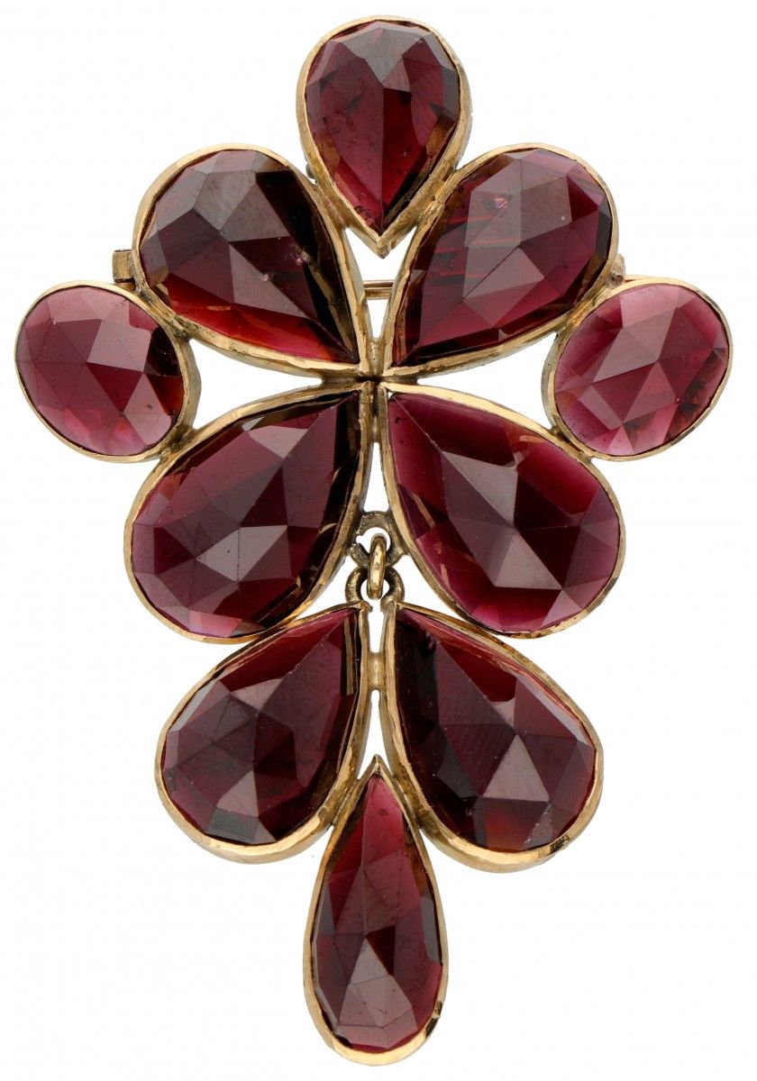 14K. Yellow gold brooch/pendant set with approx. 47.77 ct. Garnet. Poinçons : 58&hellip;