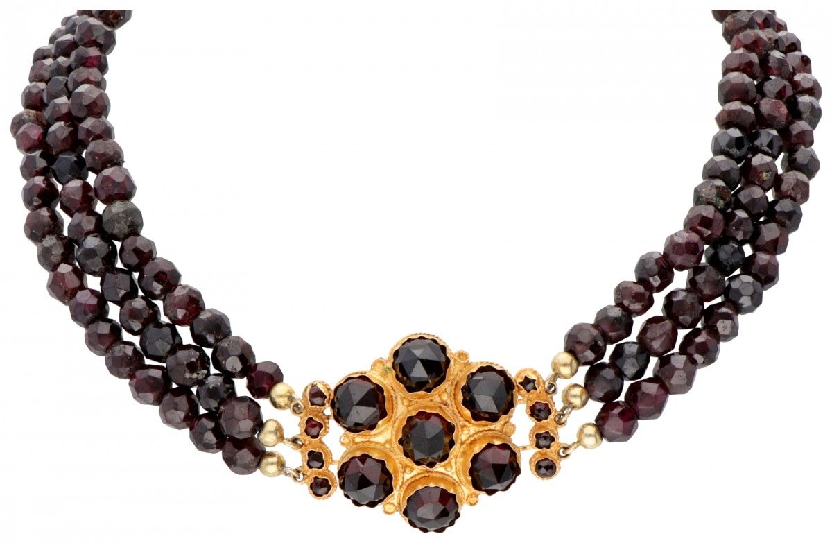 Three-row vintage garnet necklace with a 14K. Yellow gold closure set with garne&hellip;