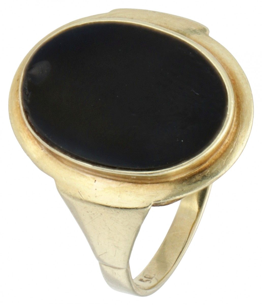 14K. Yellow gold oval signet ring set with onyx. Hallmarks: 585. Onyx approx. 13&hellip;