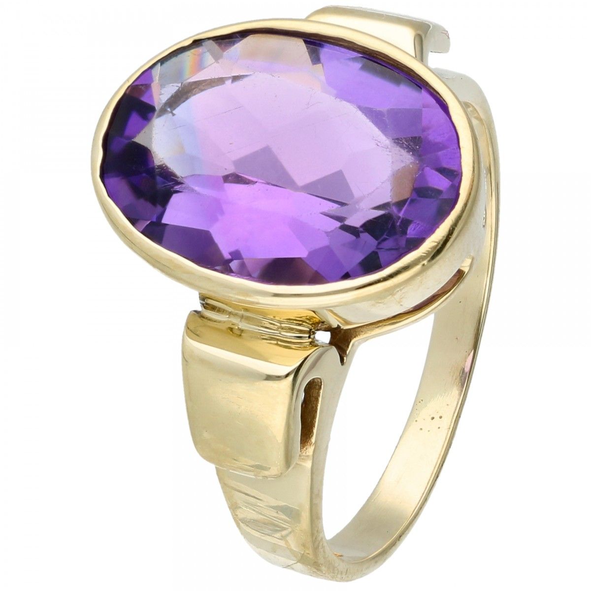 14K. Yellow gold solitaire ring set with amethyst. Améthyste de taille ovale d'e&hellip;